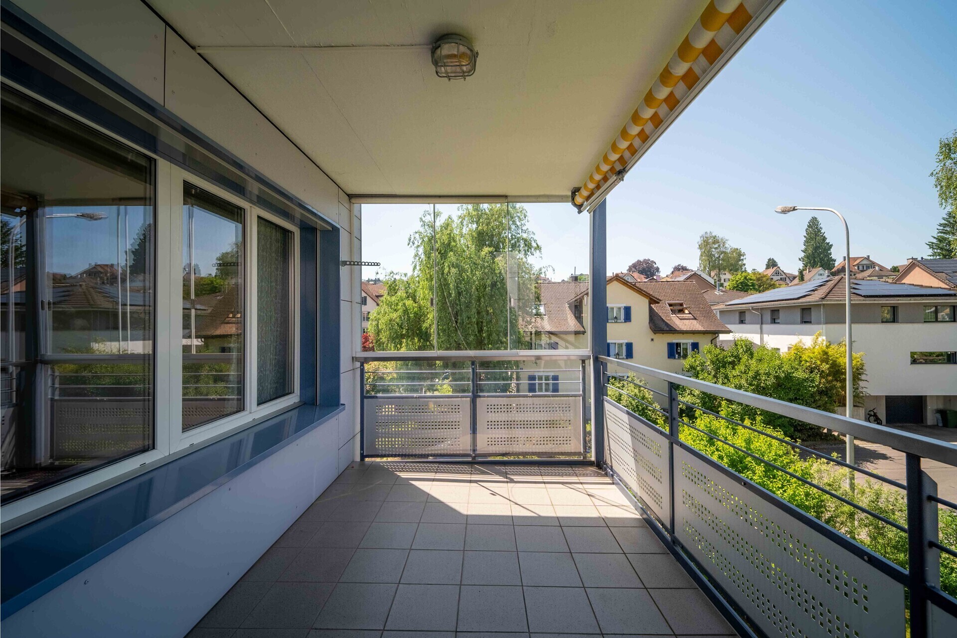 Balkon mit Blick auf Wohngebiet