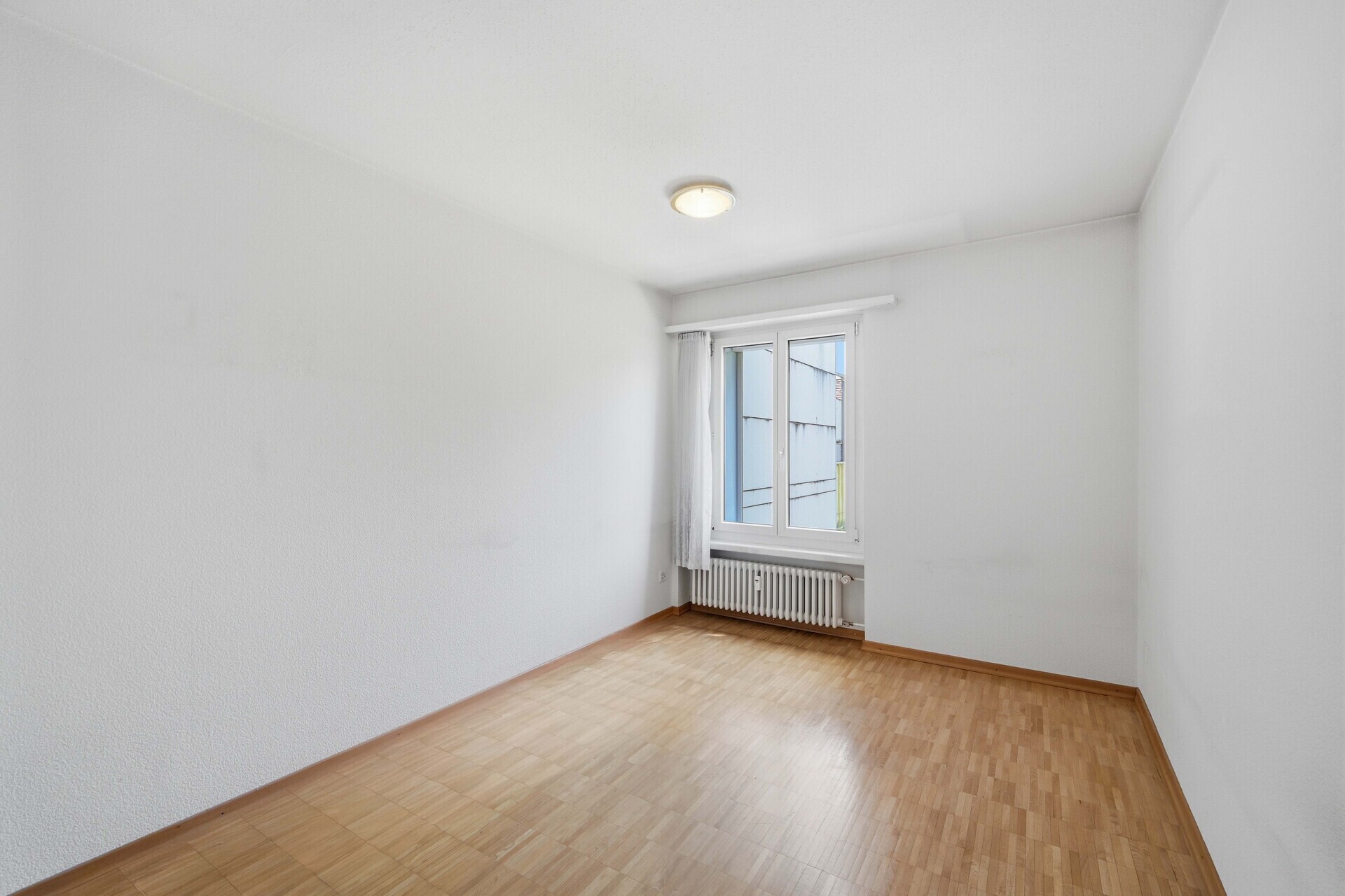 Leeres, helles Zimmer mit Fenster