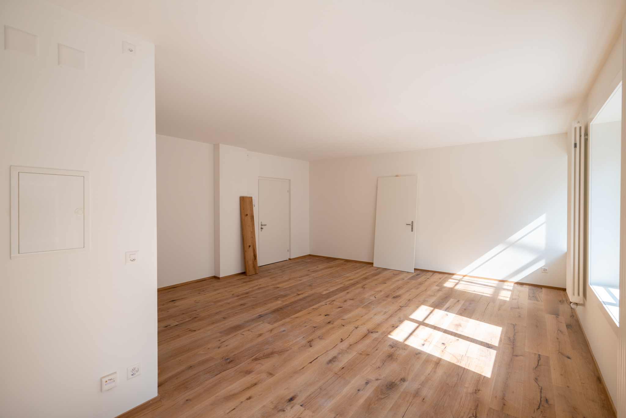 Heller leerer Raum mit Holzboden