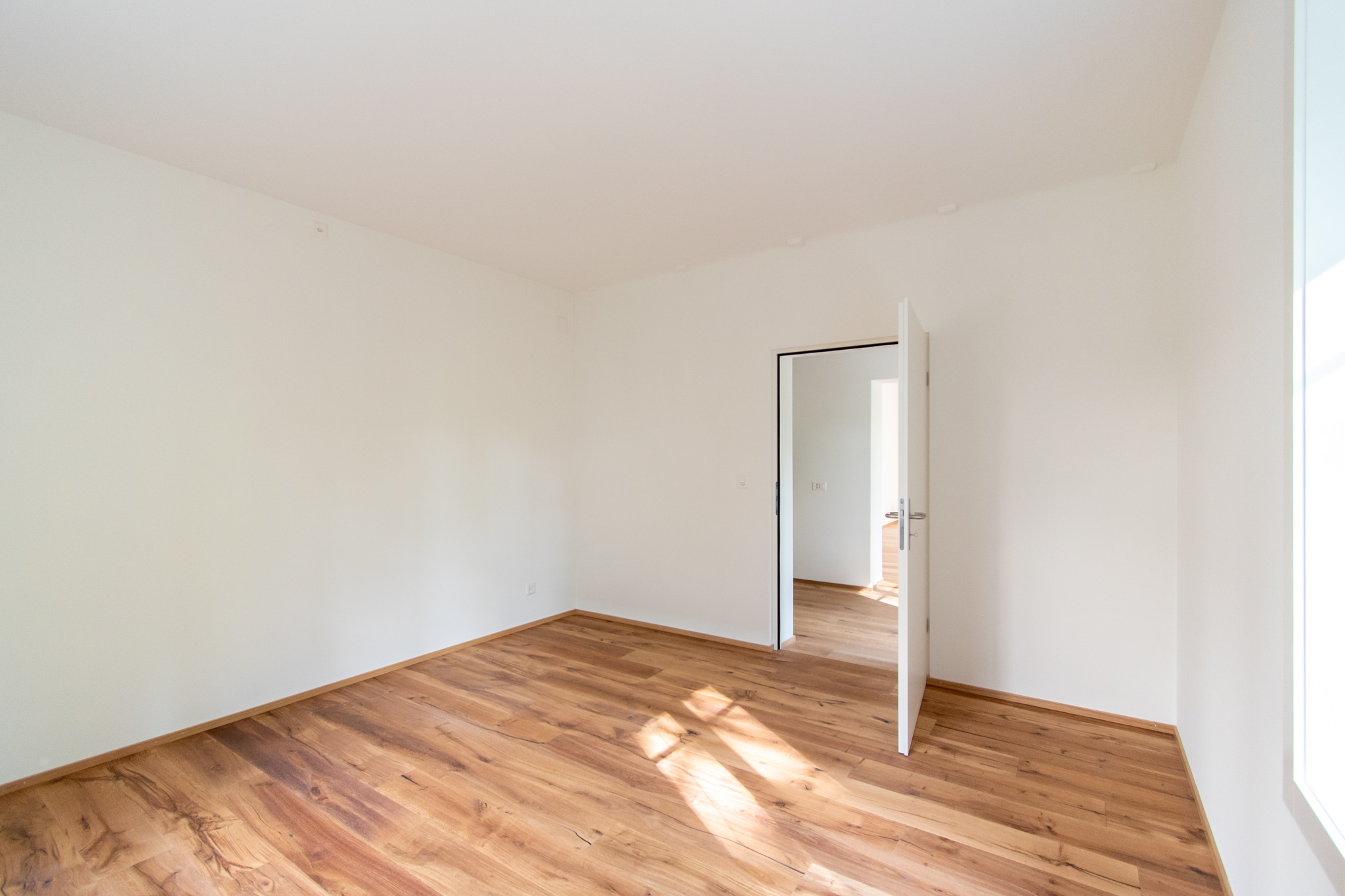 Heller leerer Raum mit Holzboden