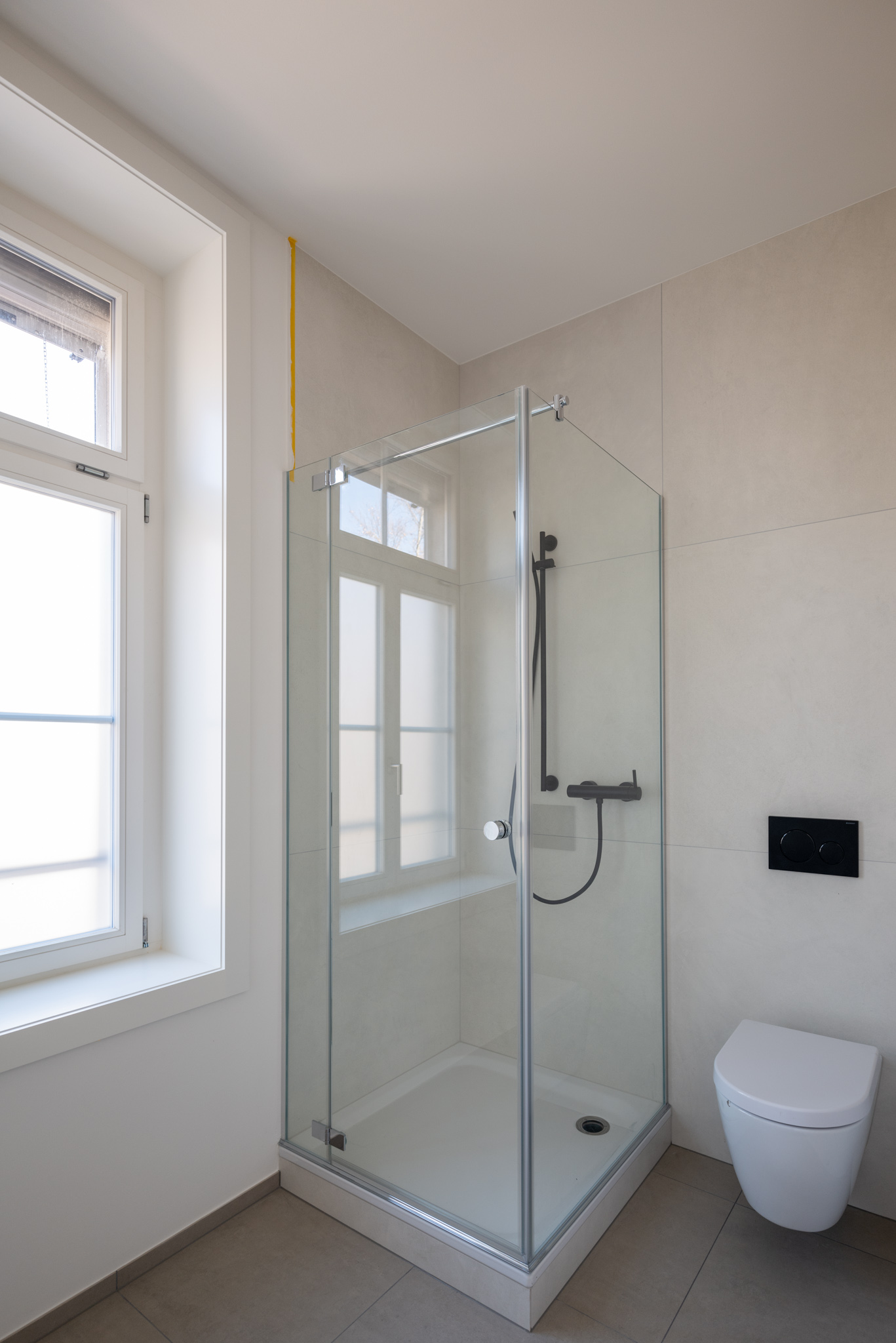 Modernes Badezimmer mit Glasdusche und WC
