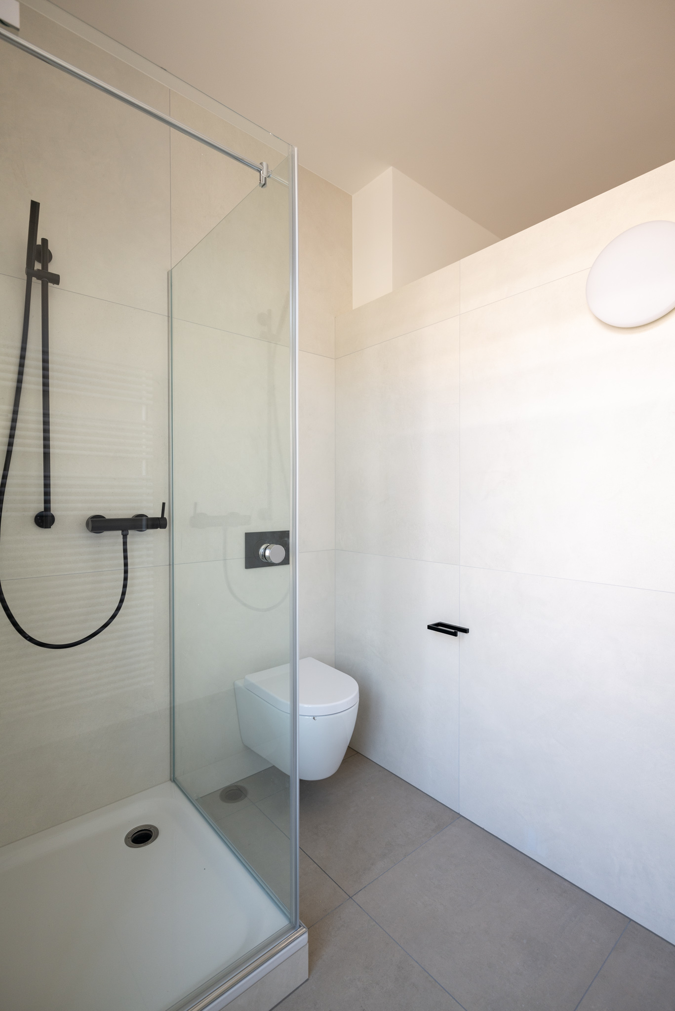Modernes Bad mit bodengleicher Dusche und WC