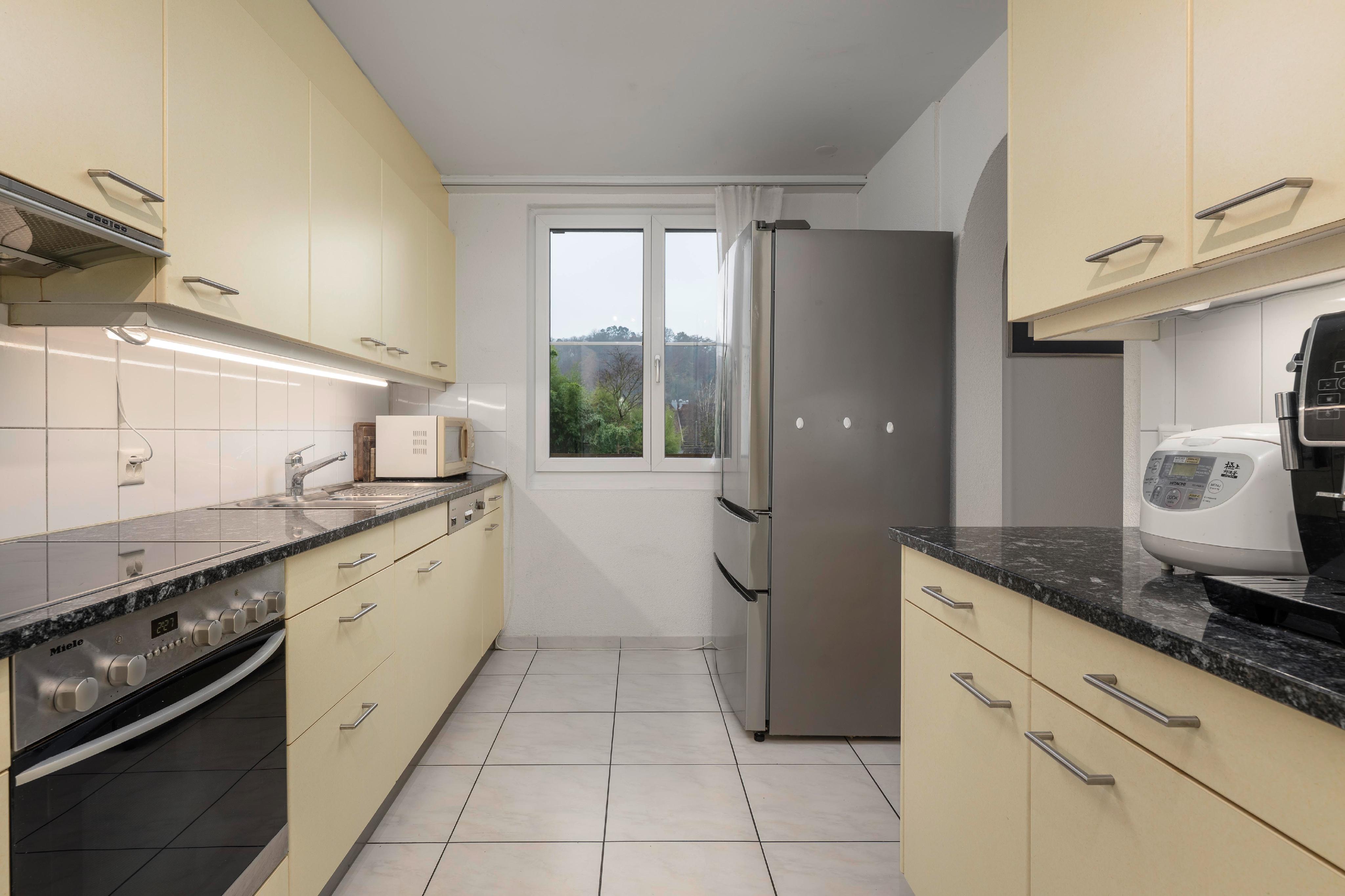 Schmale helle Küche mit Fenster