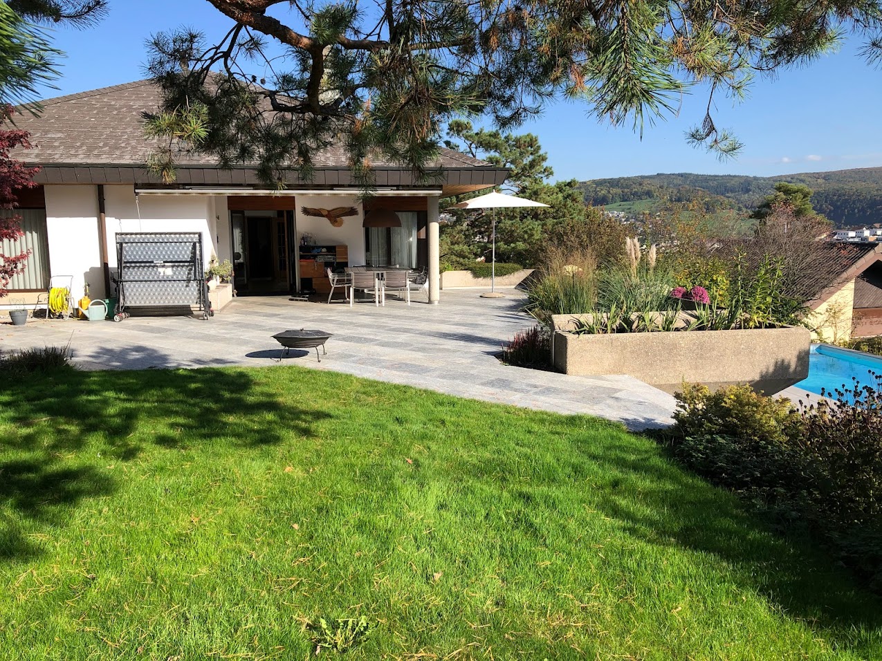 Terrasse mit Garten und Poolblick
