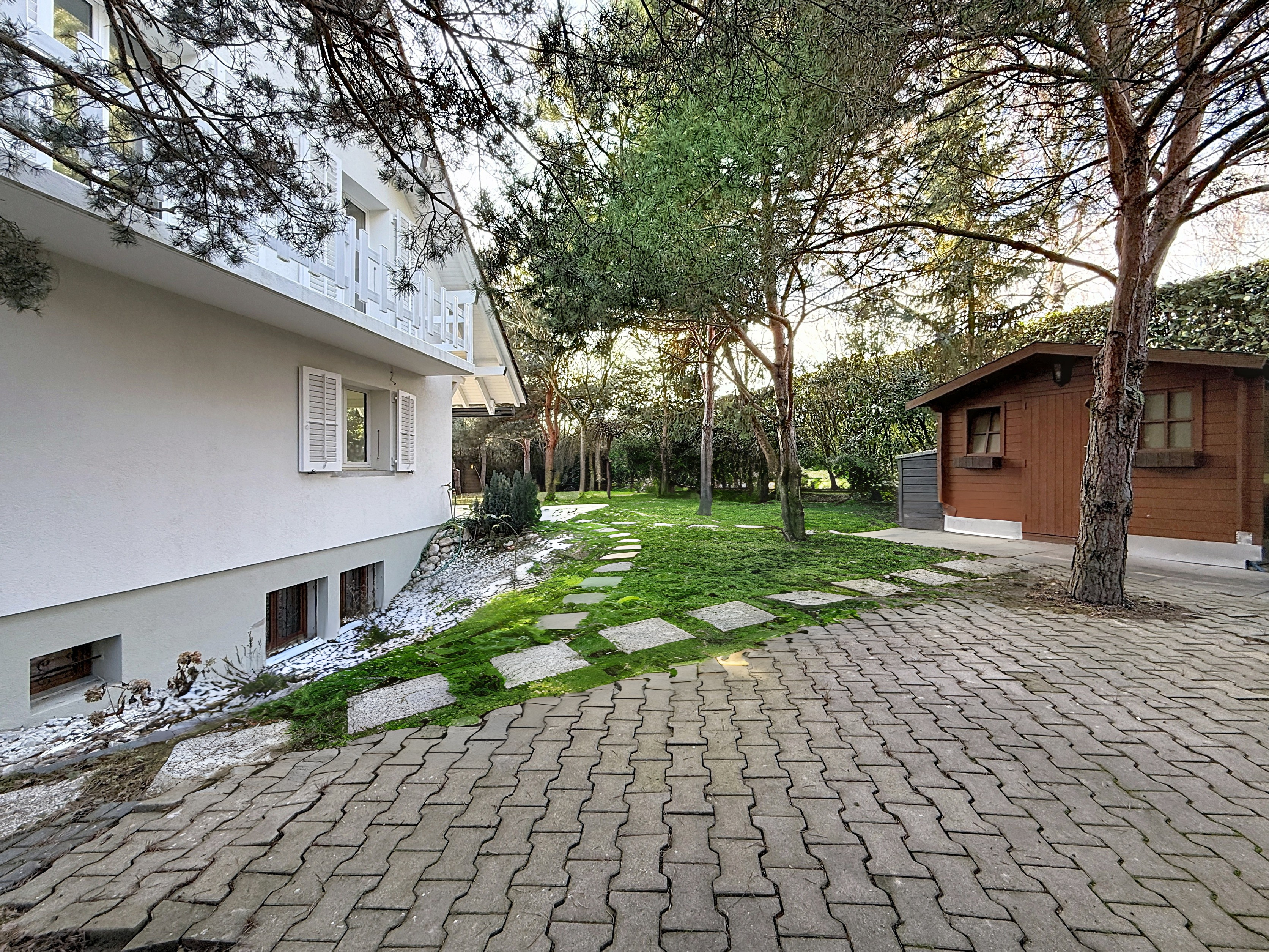 Gartenansicht eines Hauses mit Nebengebäude