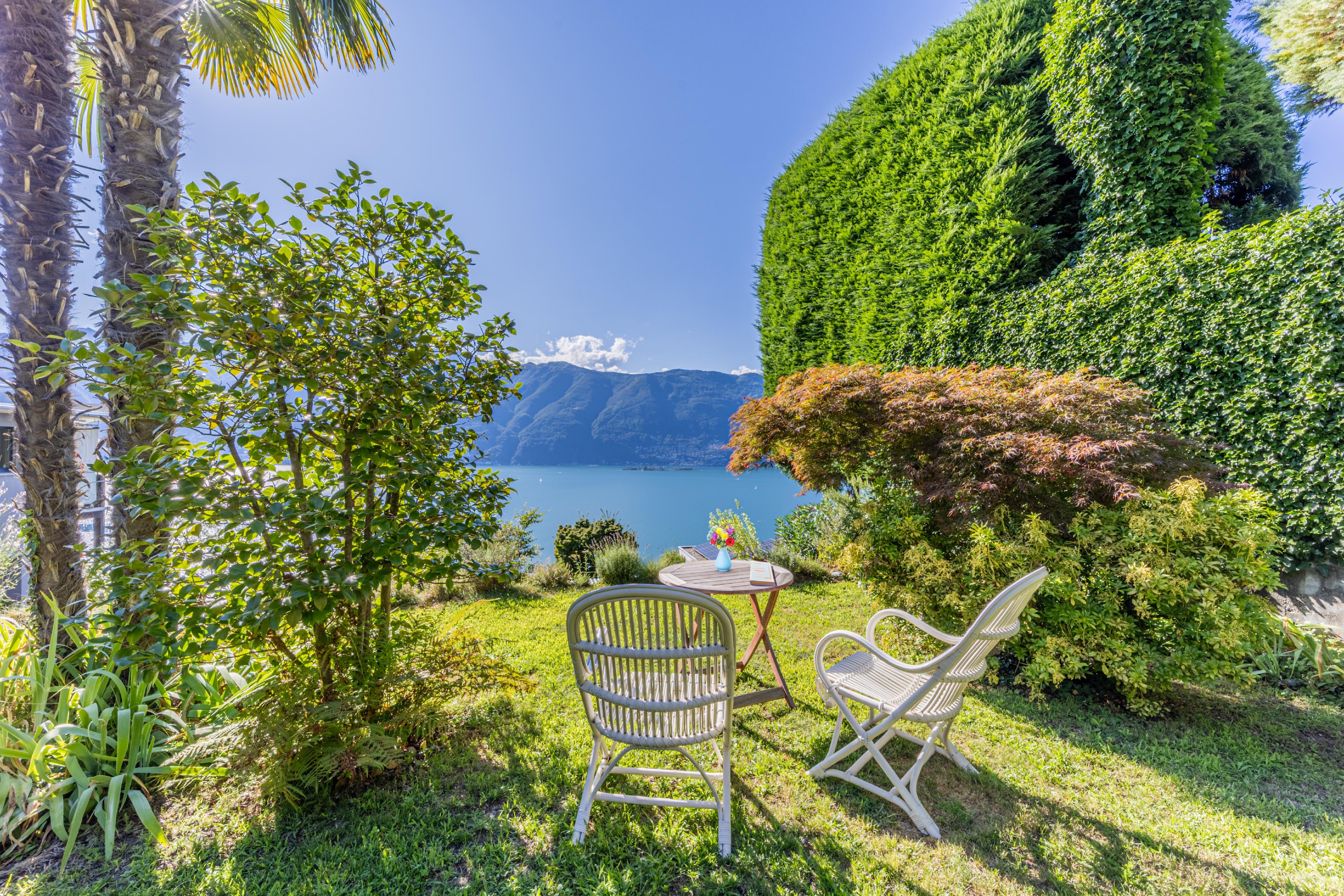 See- und Gartenblick mit Sitzplatz