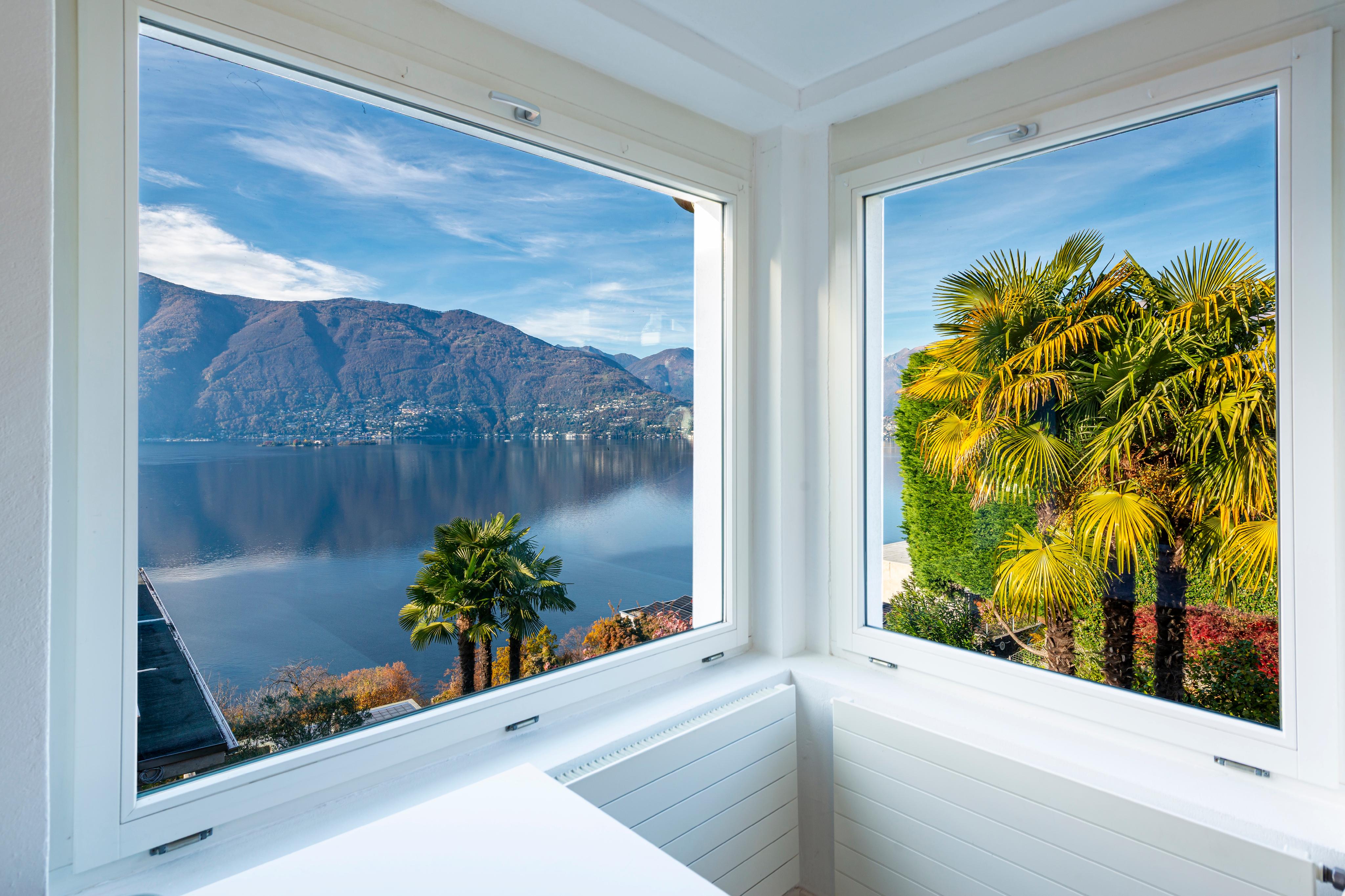 Fensterblick mit Seeblick und Bergen