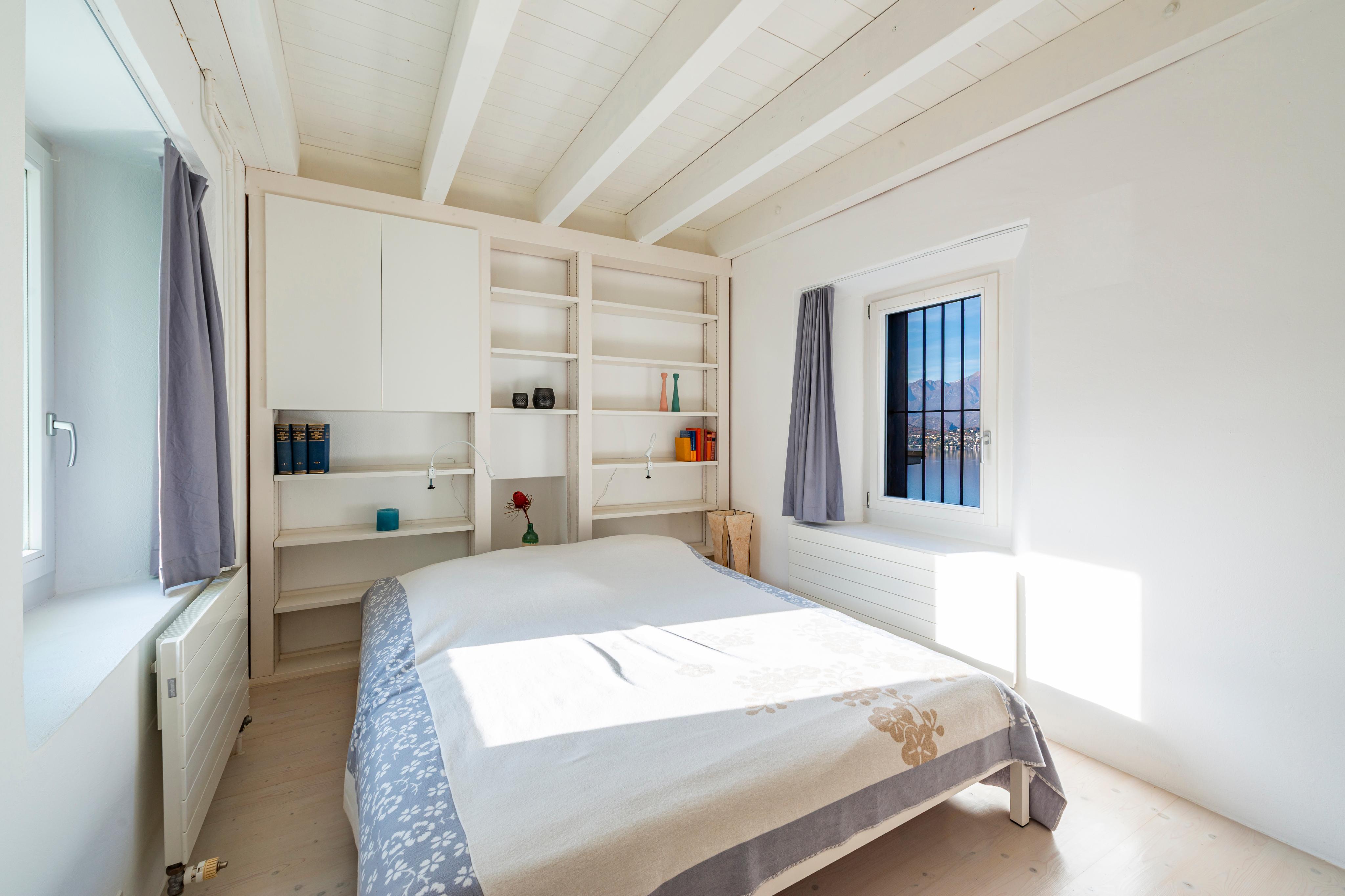 Helles Schlafzimmer mit Meerblick