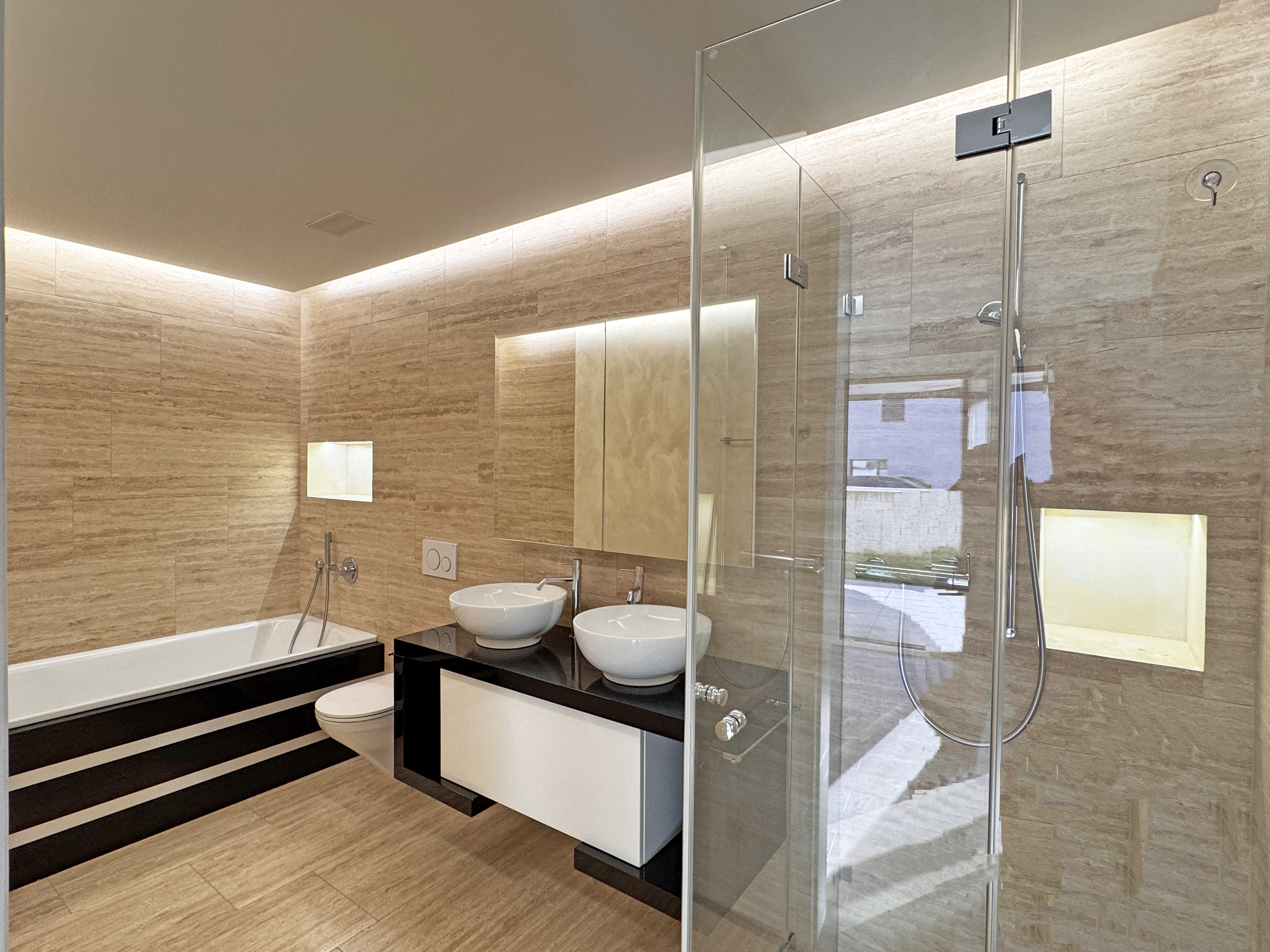 Modernes Badezimmer mit Glasdusche und Doppelwaschtisch