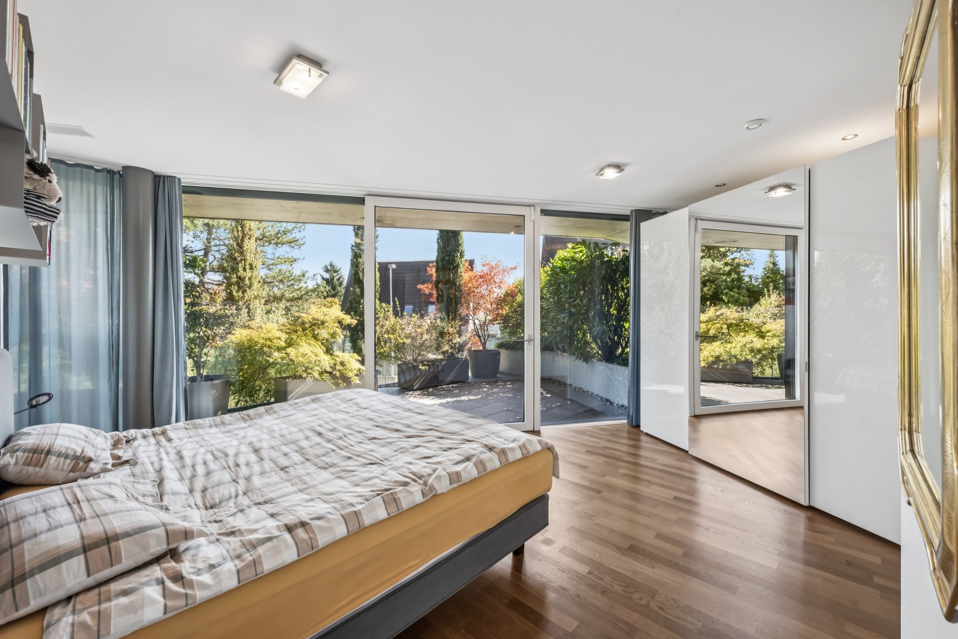 Modernes Schlafzimmer mit Terrassenzugang