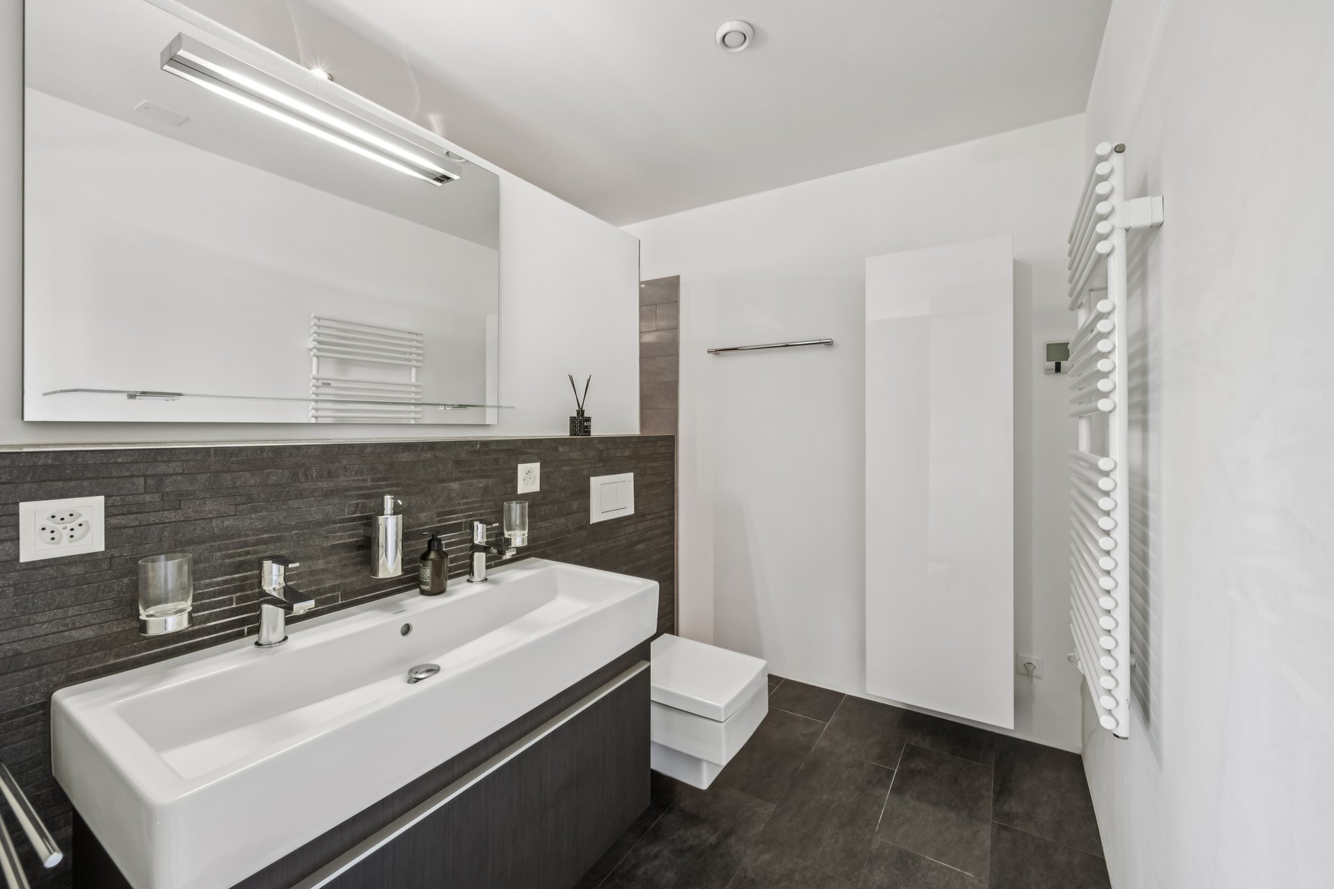 Modernes Badezimmer mit Doppelwaschtisch und wandhängendem WC