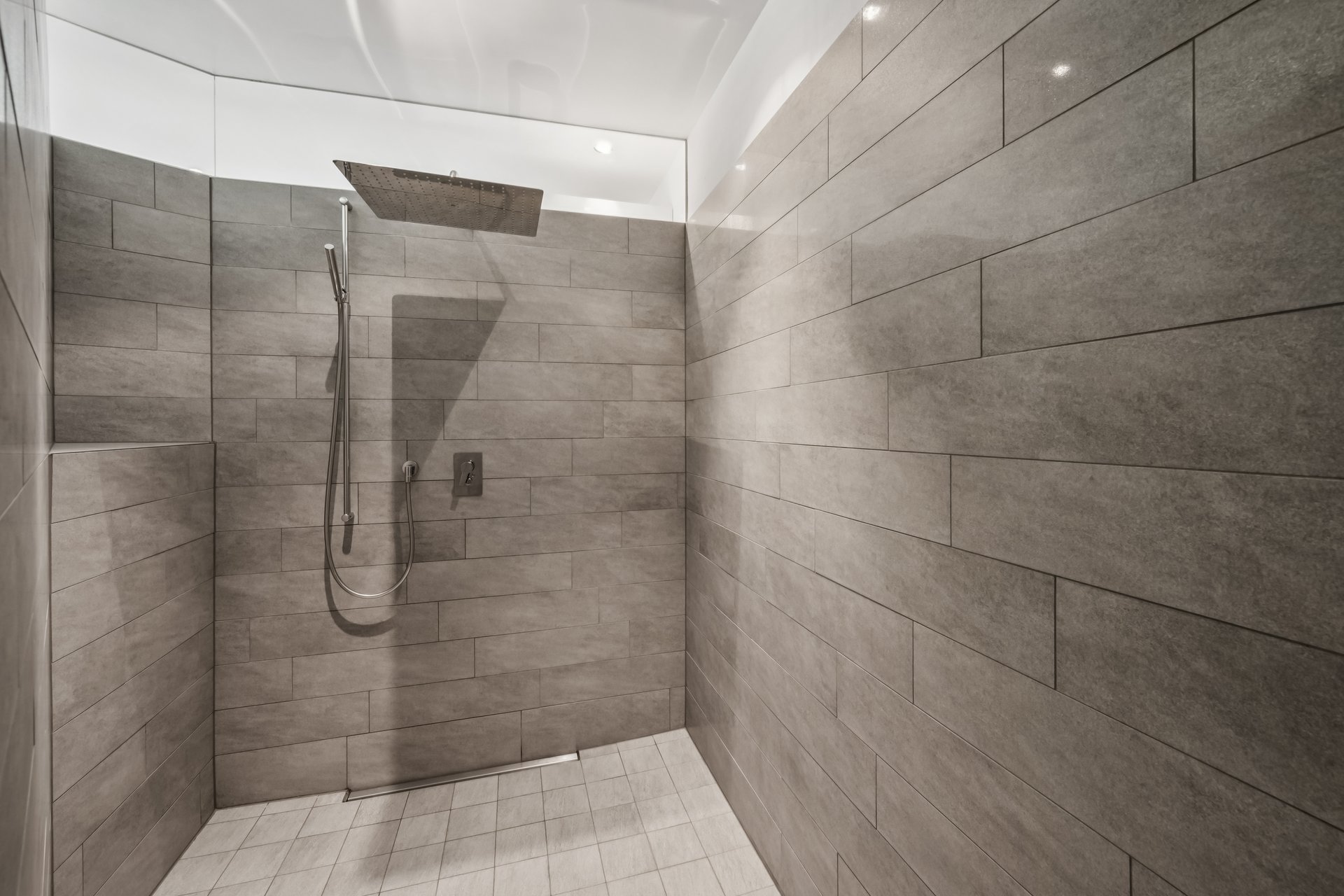 Moderne begehbare Dusche