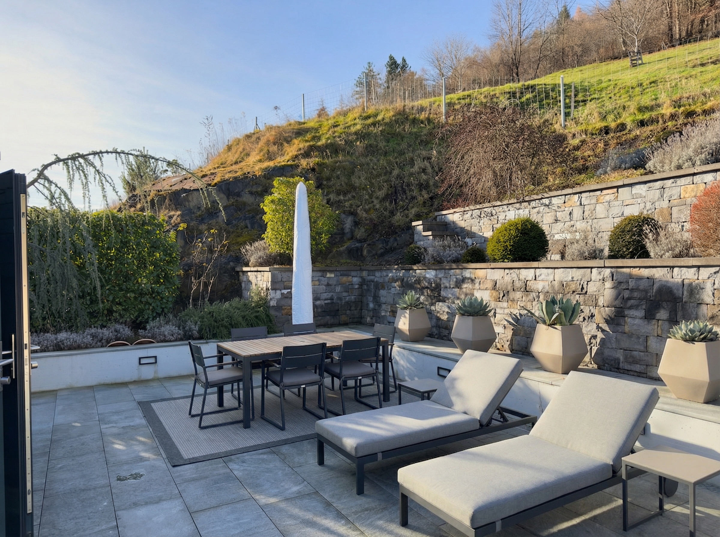 Terrasse mit Lounge- und Essbereich
