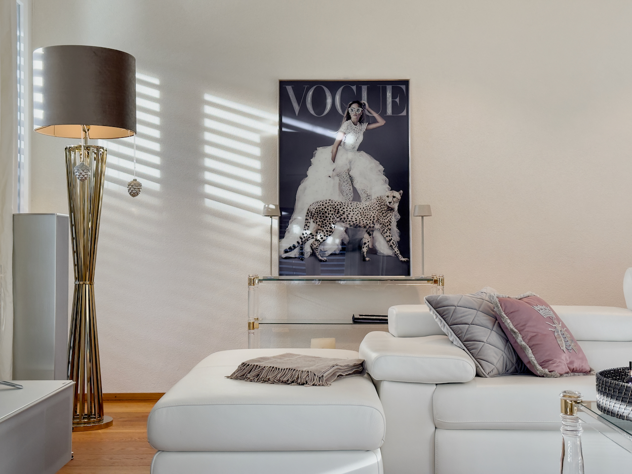 Stilvolles Wohnzimmer mit Design-Möbeln