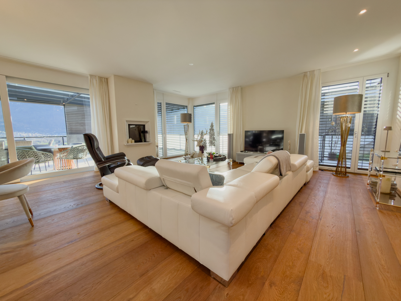 Großzügiges Wohnzimmer mit Panoramablick