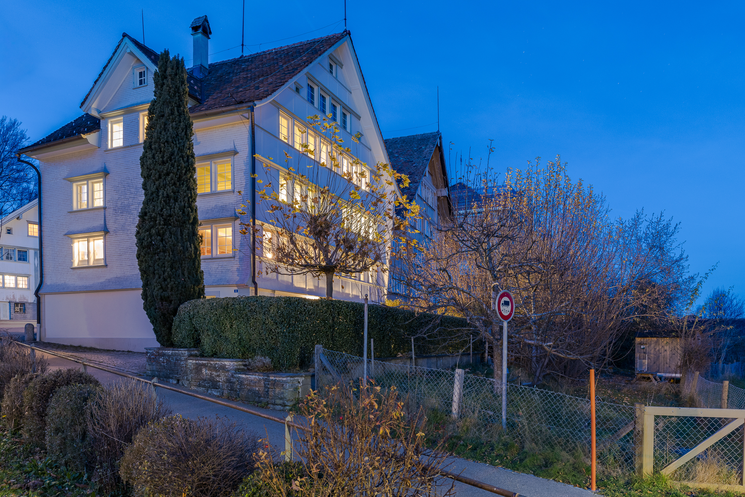 Wohnhaus bei Dämmerung