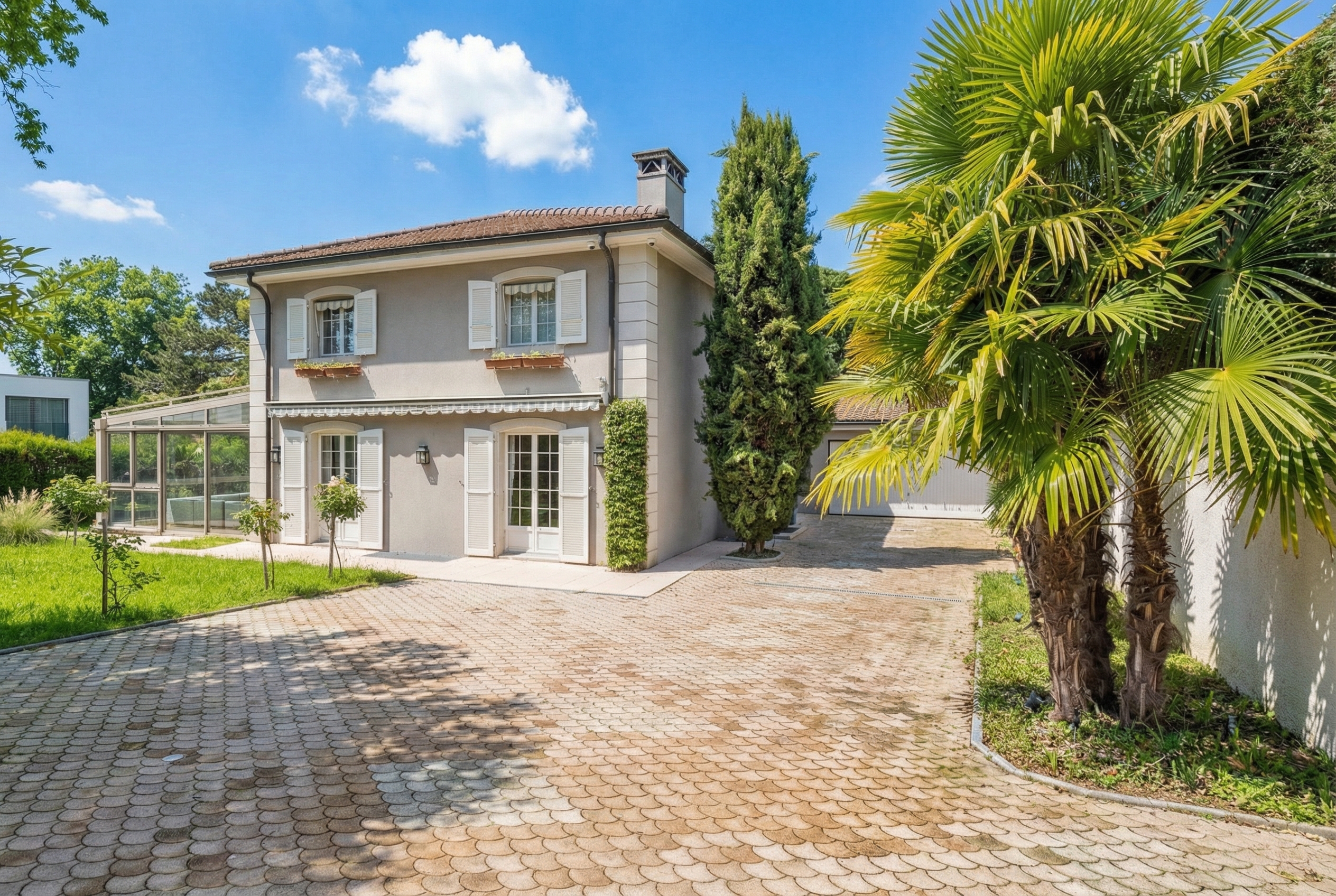 Mediterrane Villa mit Zufahrt