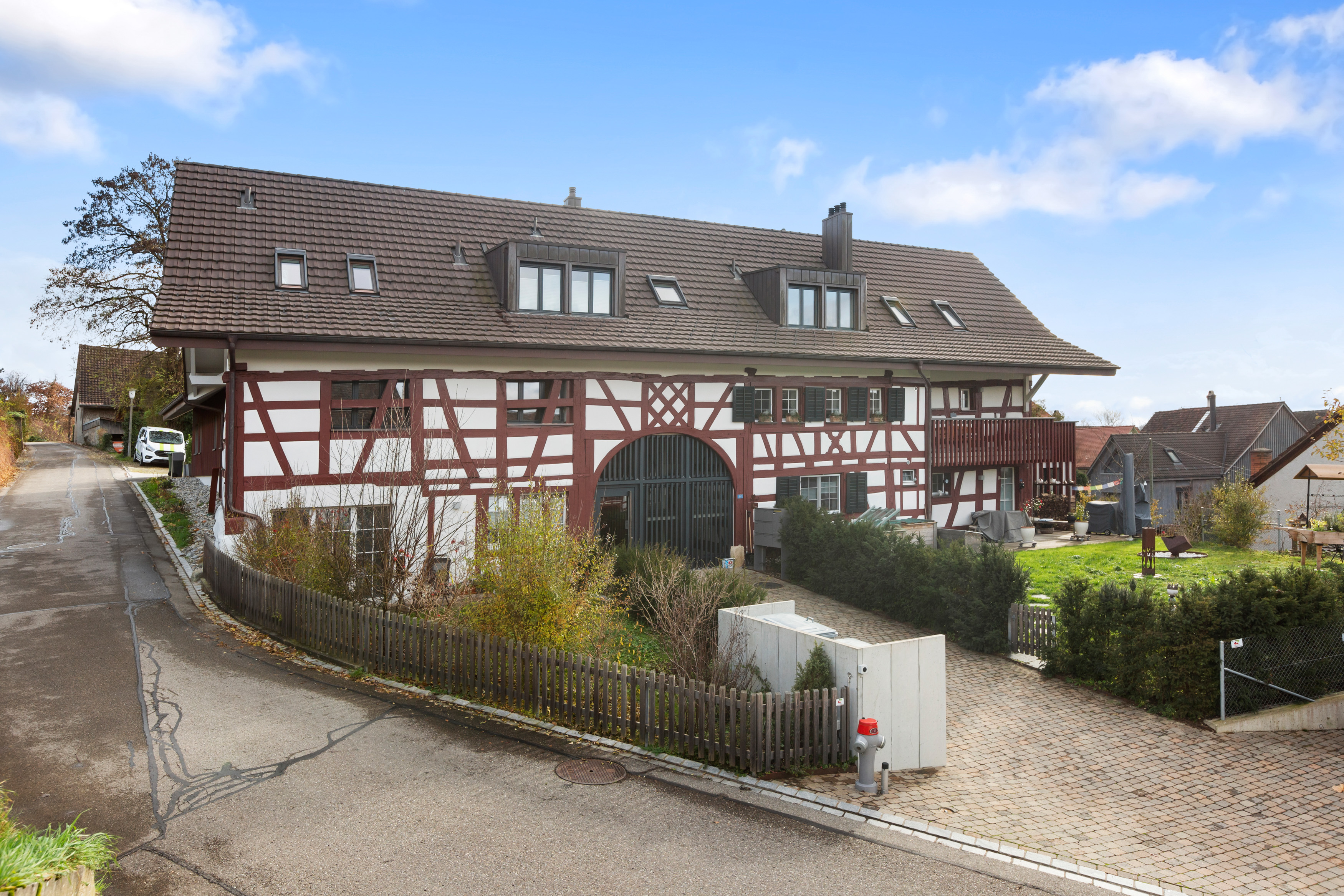 Historisches Fachwerkhaus mit großem Satteldach
