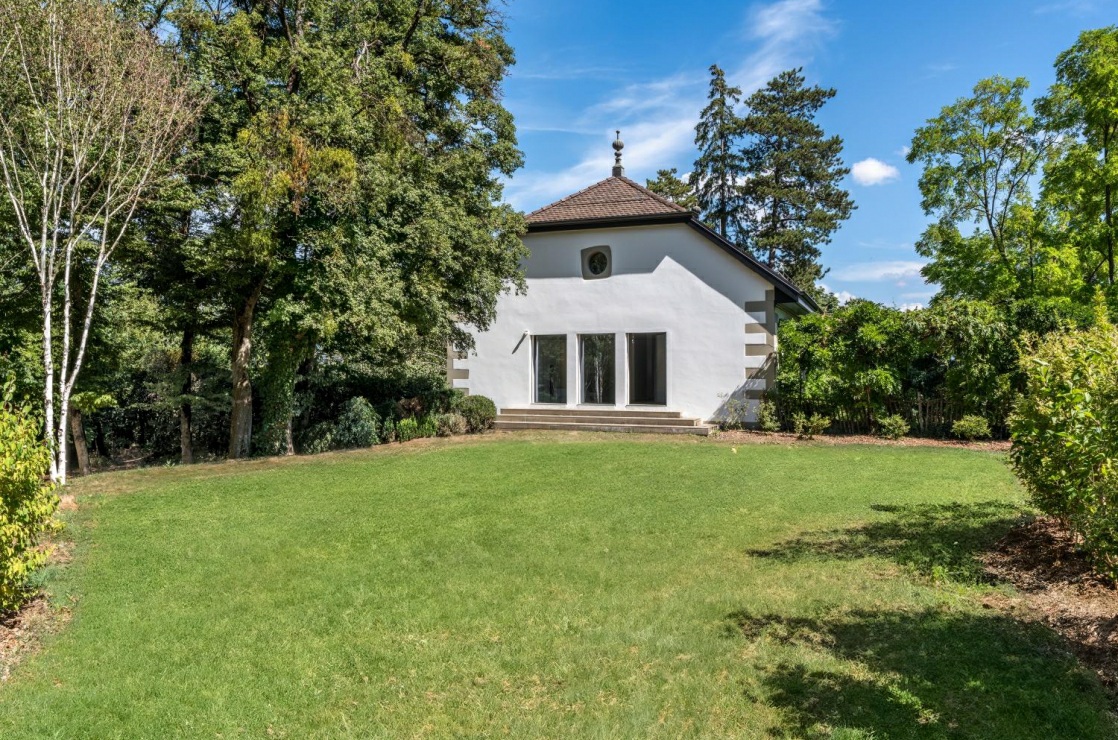 Weiße Villa mit großem Garten