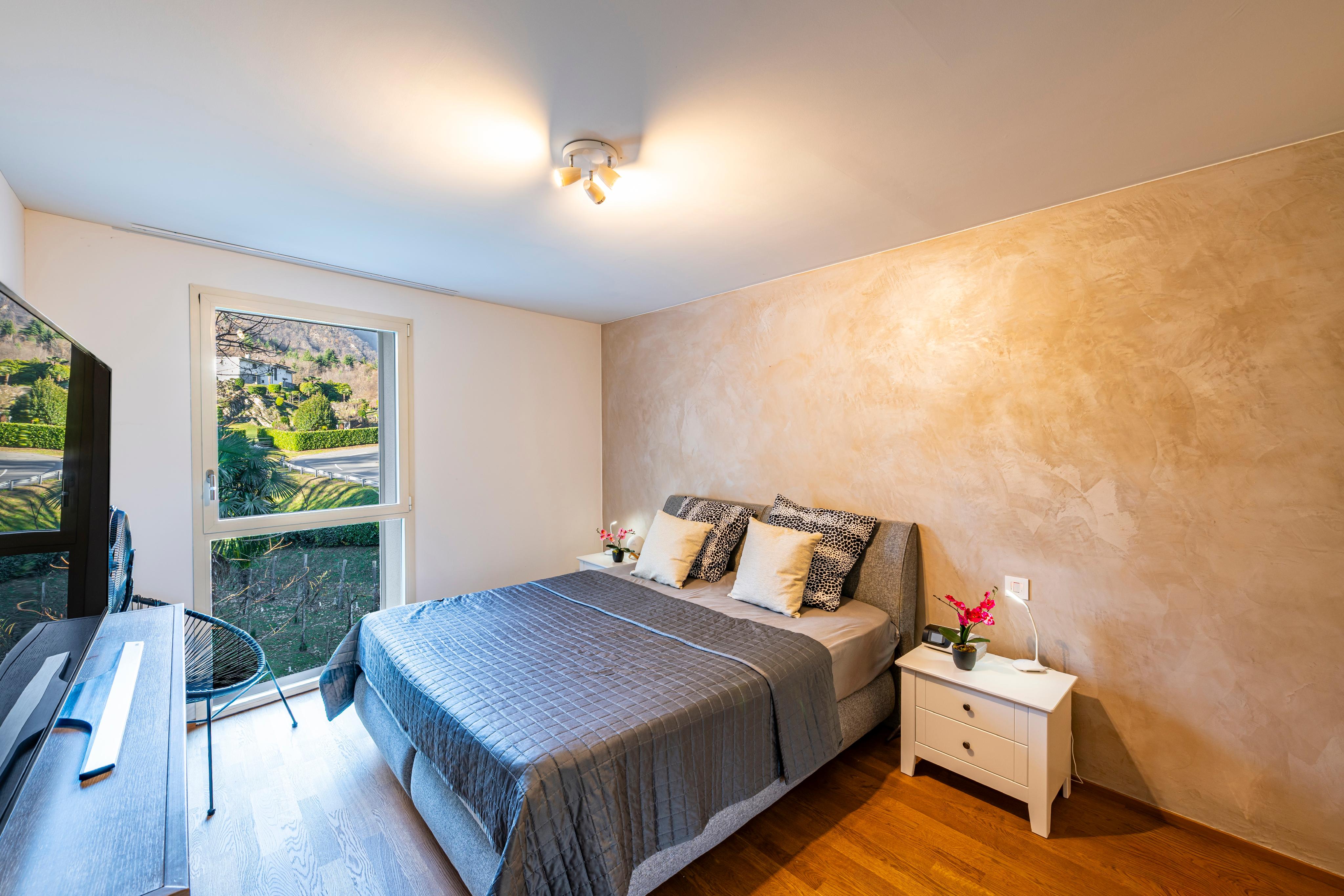 Helles Schlafzimmer mit Fensterblick