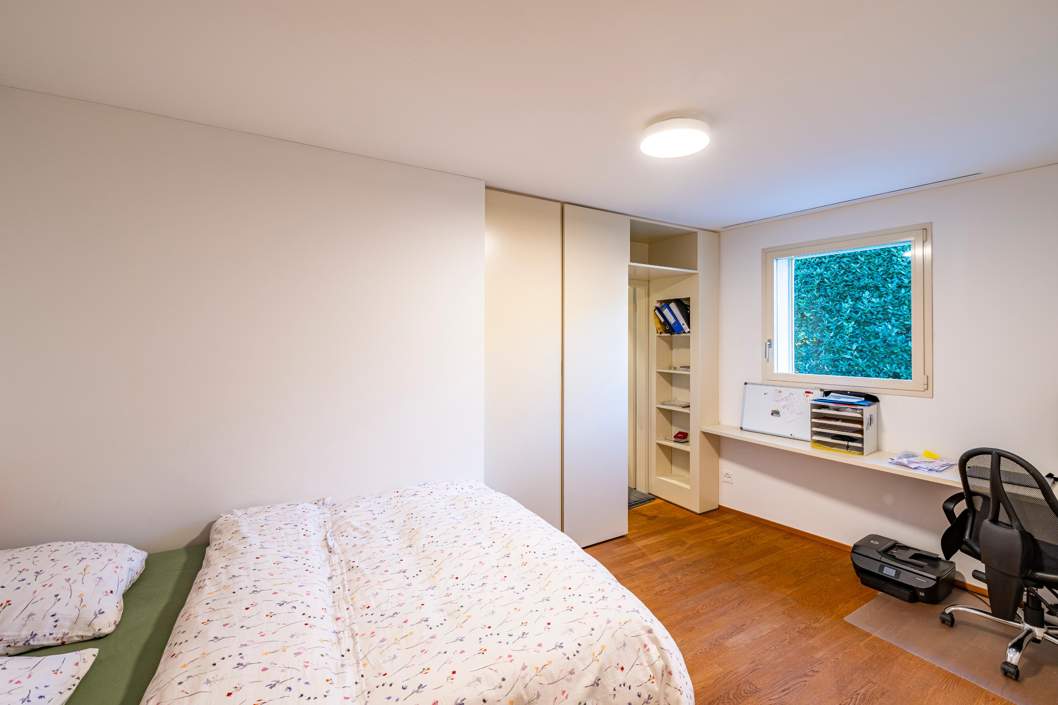 Helles Schlafzimmer mit Arbeitsbereich