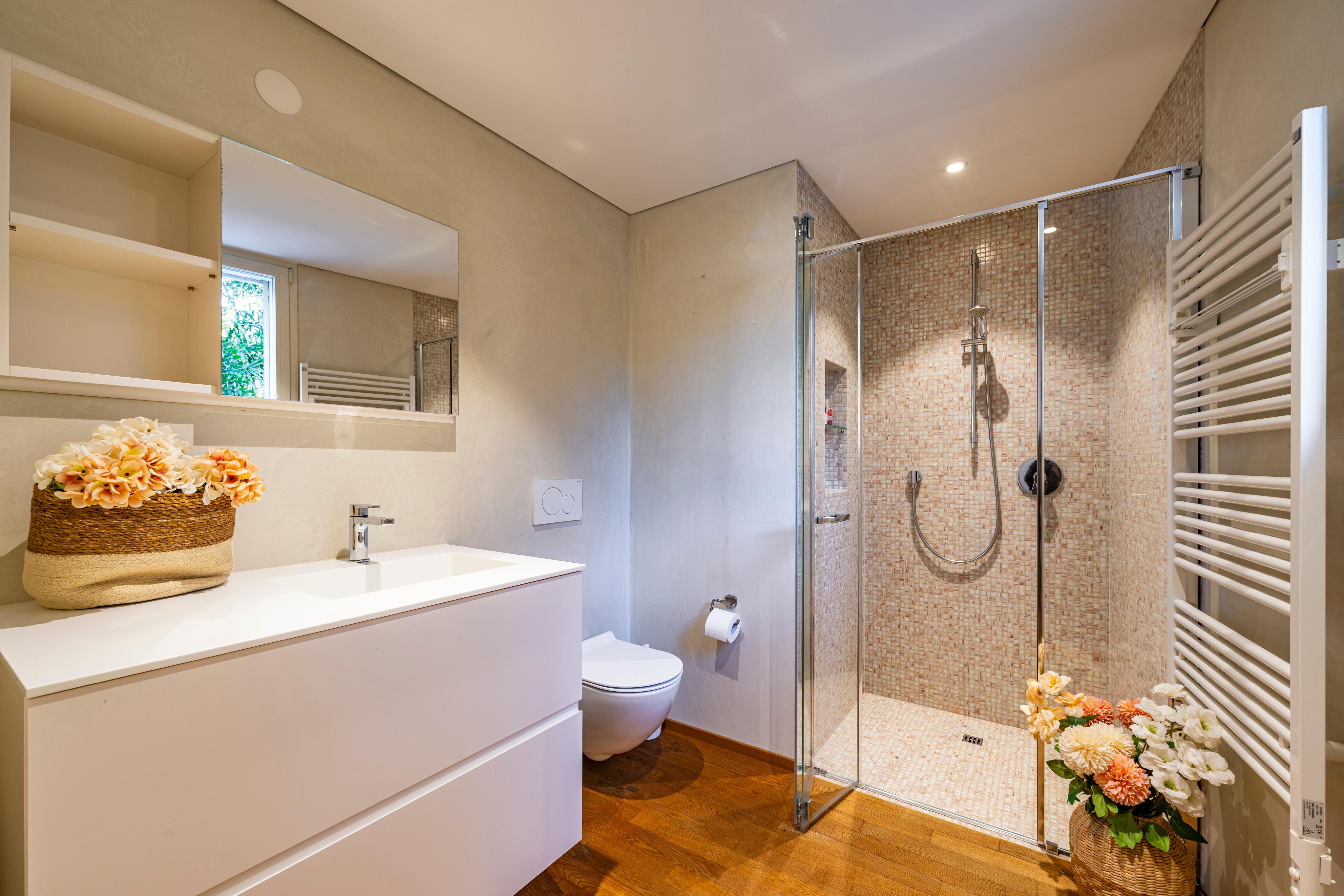 Modernes Badezimmer mit Walk-in-Dusche