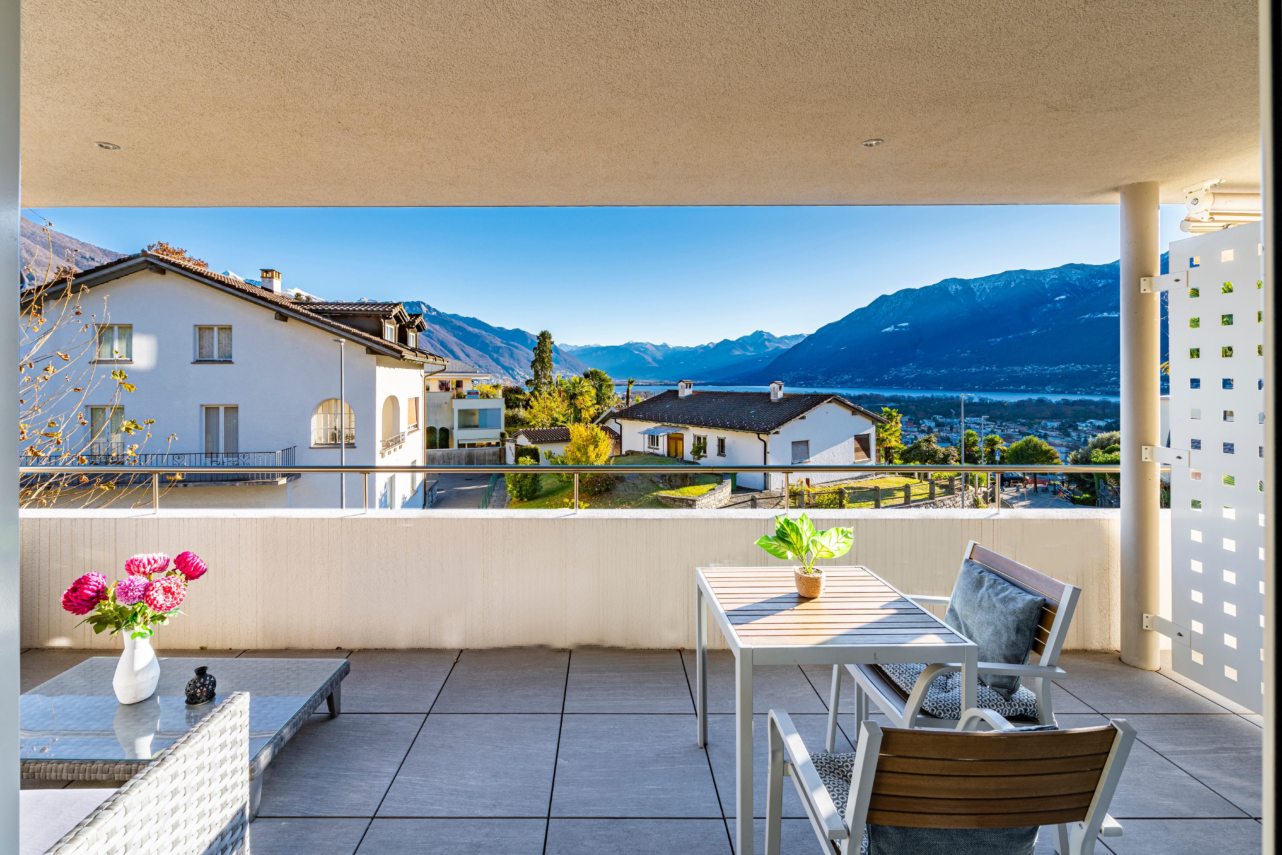 Balkon mit Seeblick und Bergpanorama