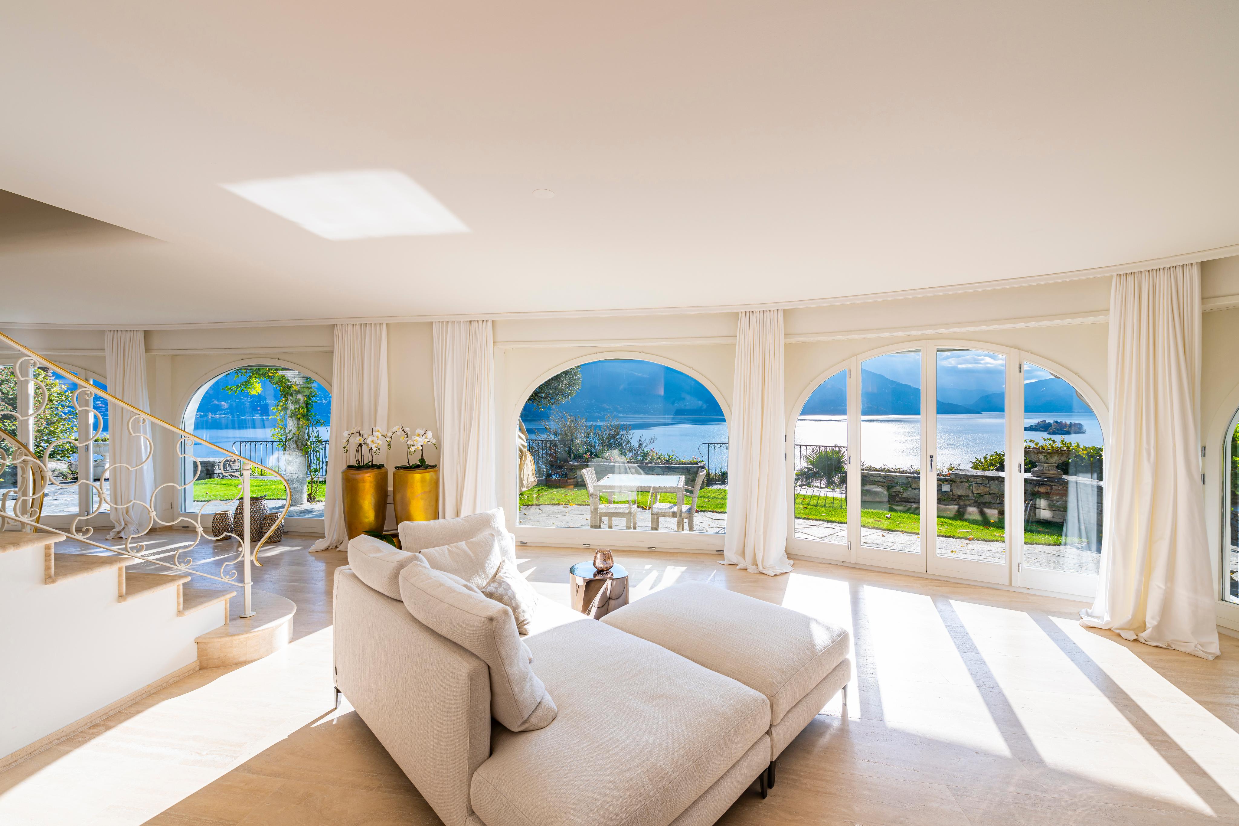 Heller Wohnraum mit Panoramablick auf den See