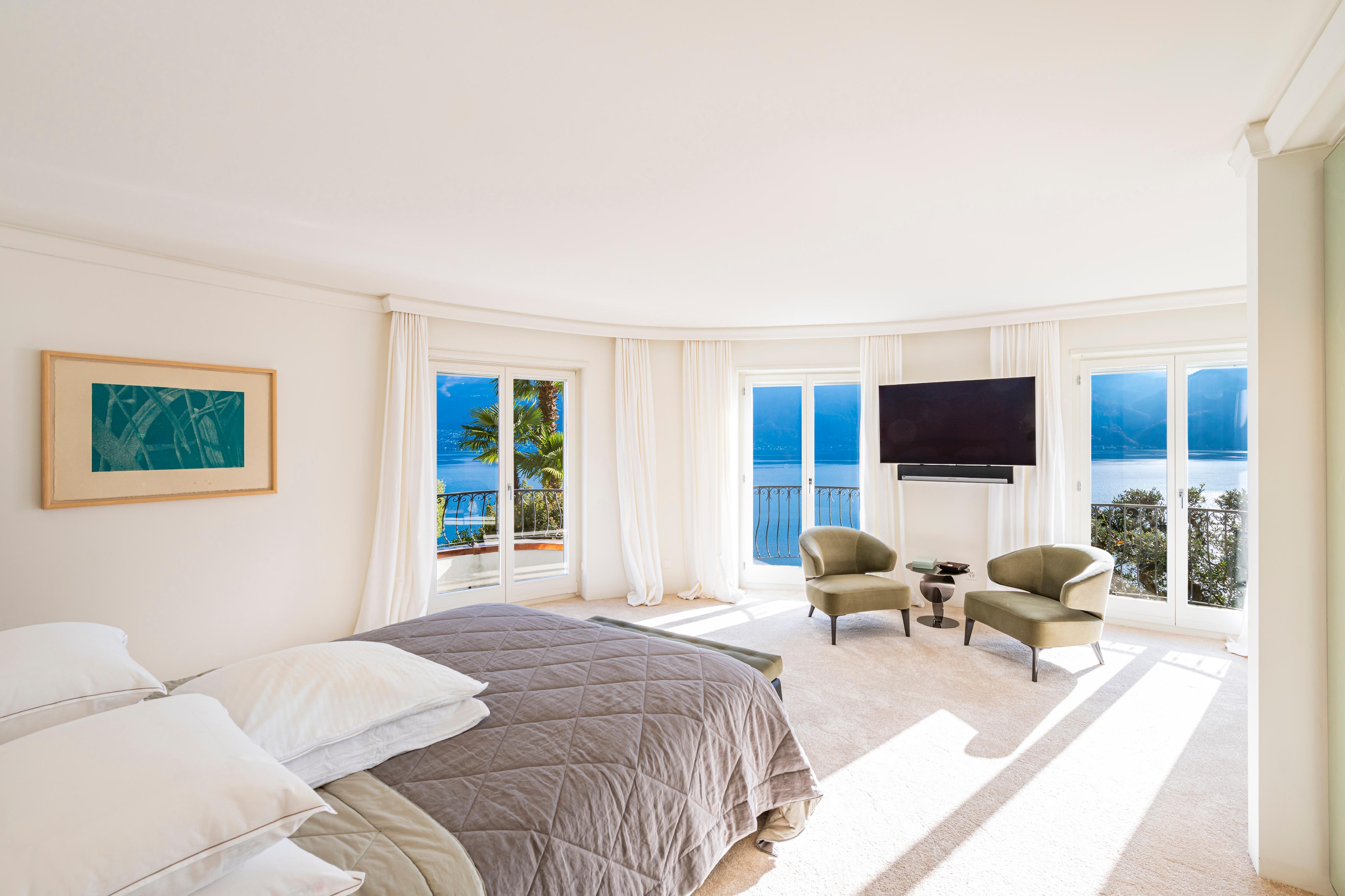 Helles Schlafzimmer mit Meerblick