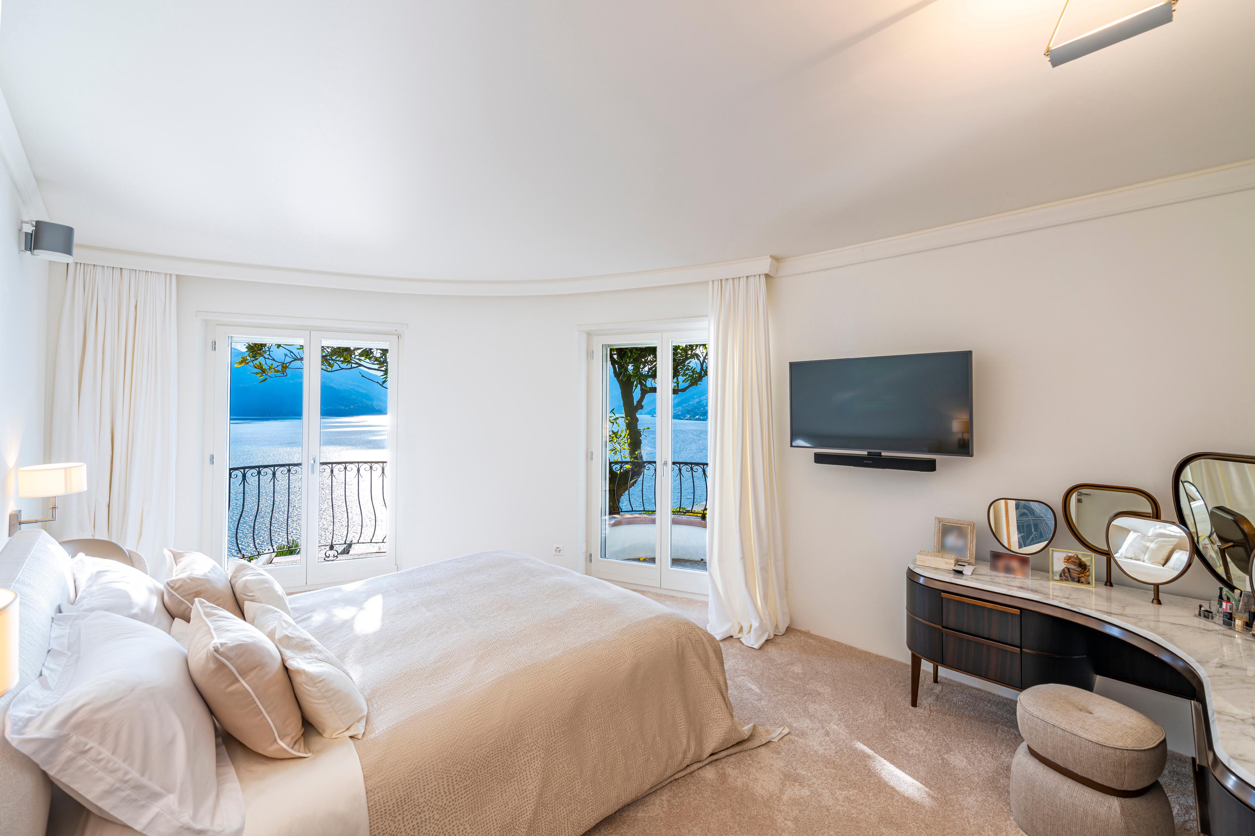 Helles Schlafzimmer mit Seeblick