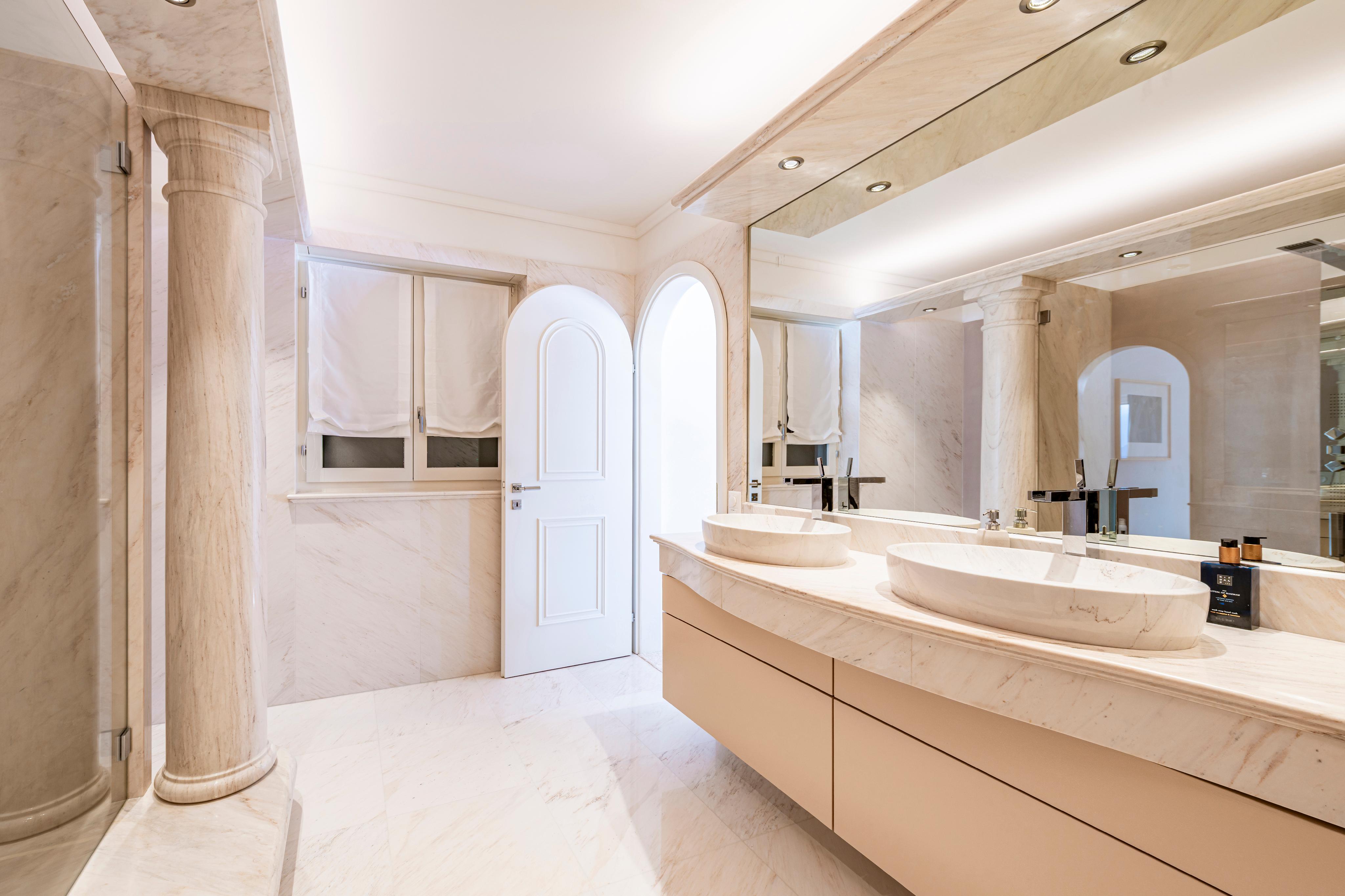 Luxuriöses Badezimmer mit Doppelwaschtisch