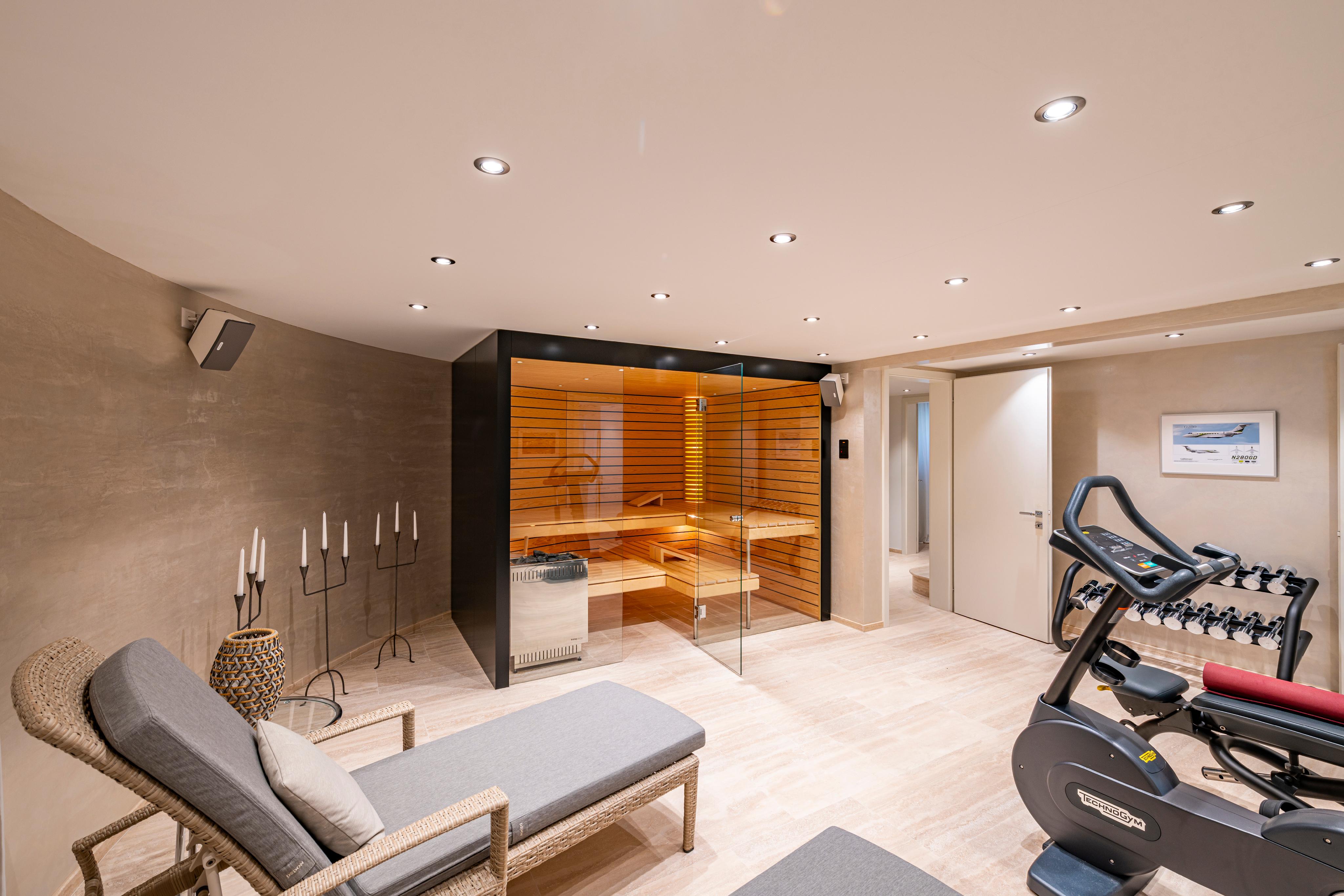 Heimischer Fitness- und Wellnessraum mit Sauna