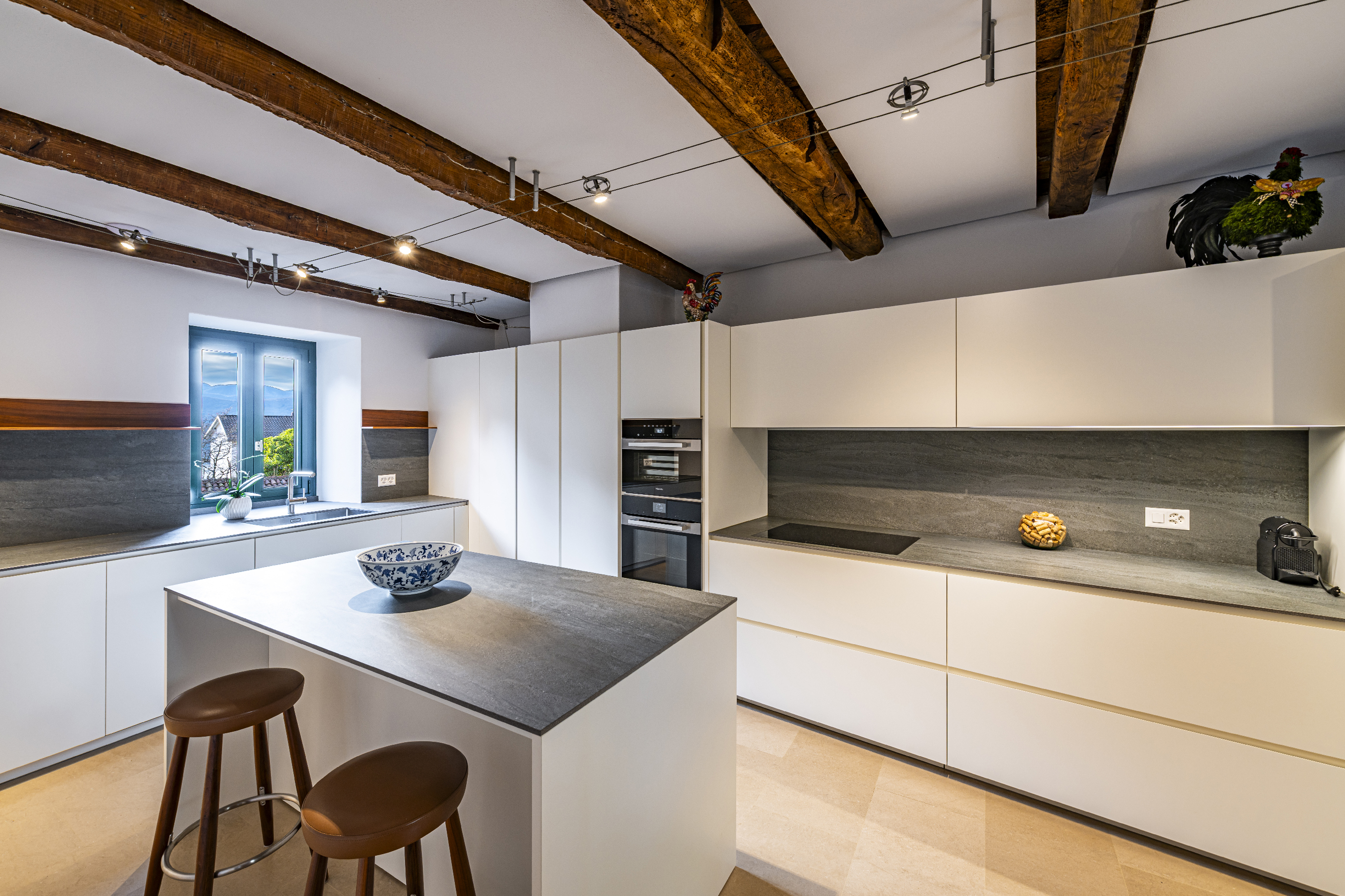 Moderne Küche mit sichtbaren Holzbalken