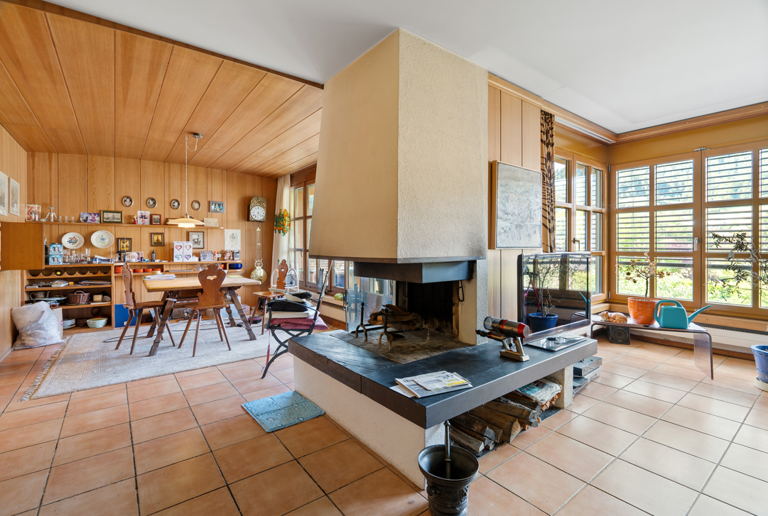 Wohnzimmer mit zentralem Kamin