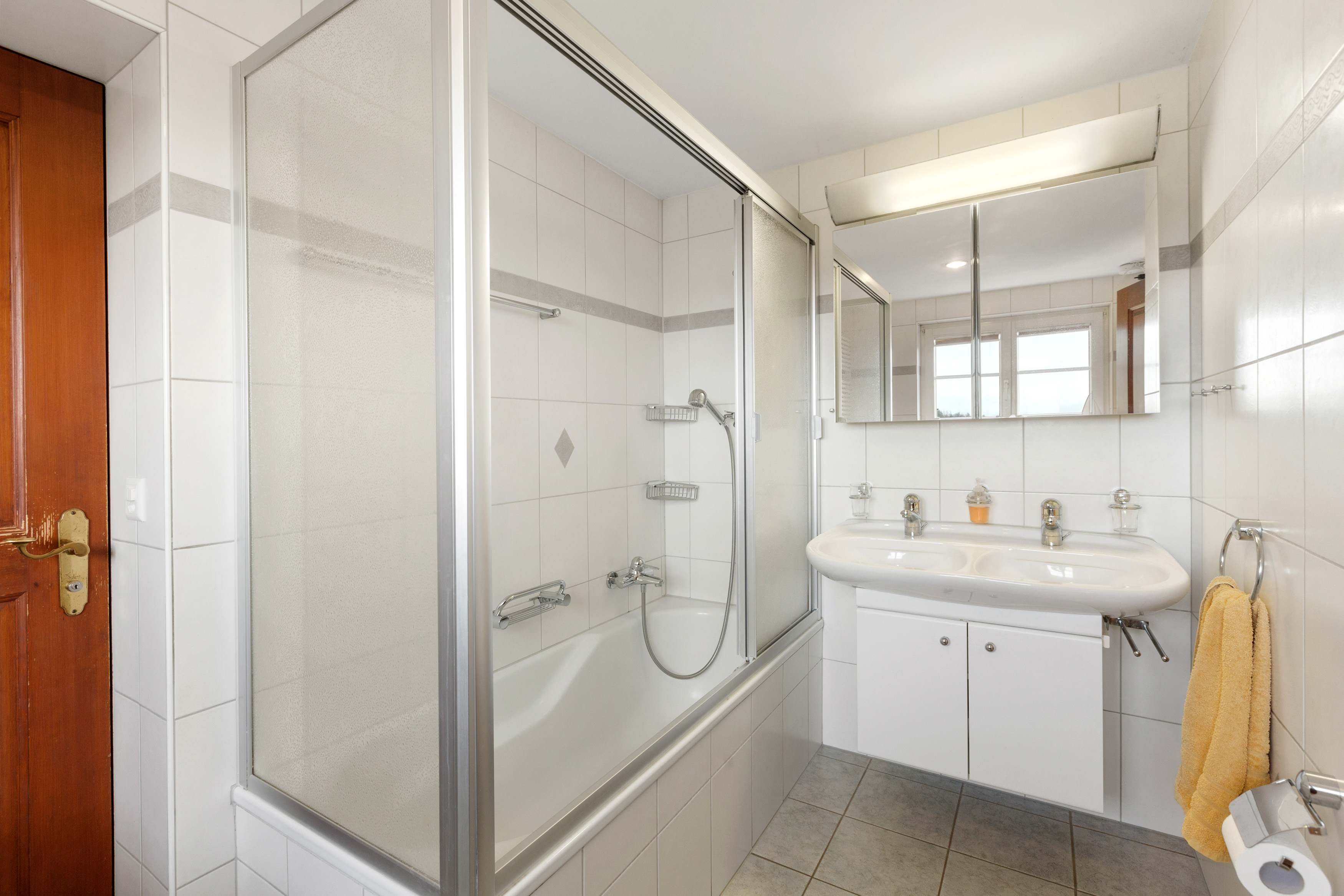 Modernes Badezimmer mit Badewanne und Waschtisch