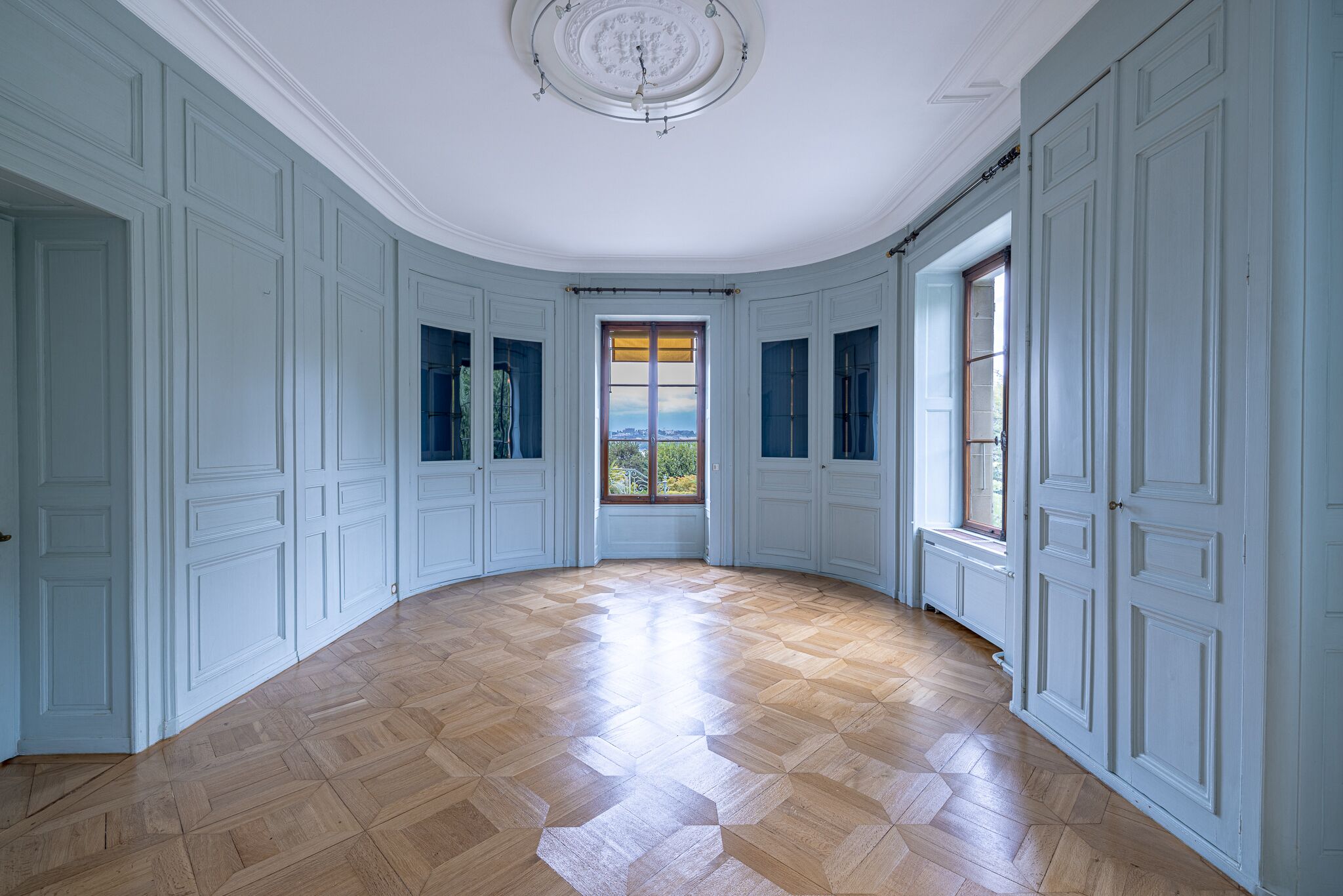 Eleganter leerer Raum mit historischem Charakter