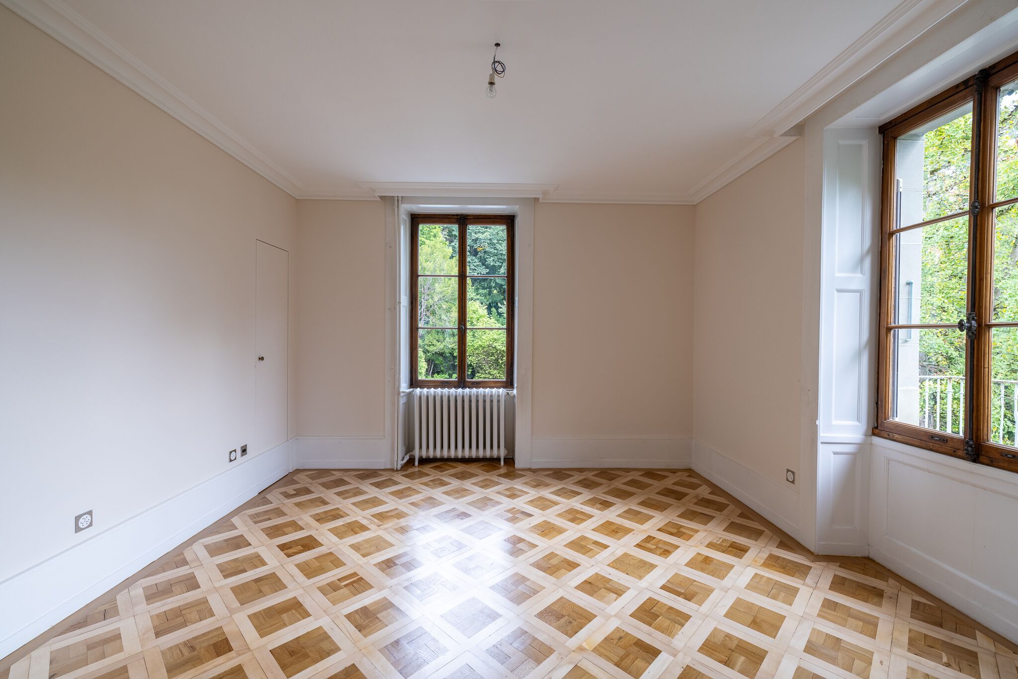Heller leerer Altbau-Raum mit Fischgrätparkett