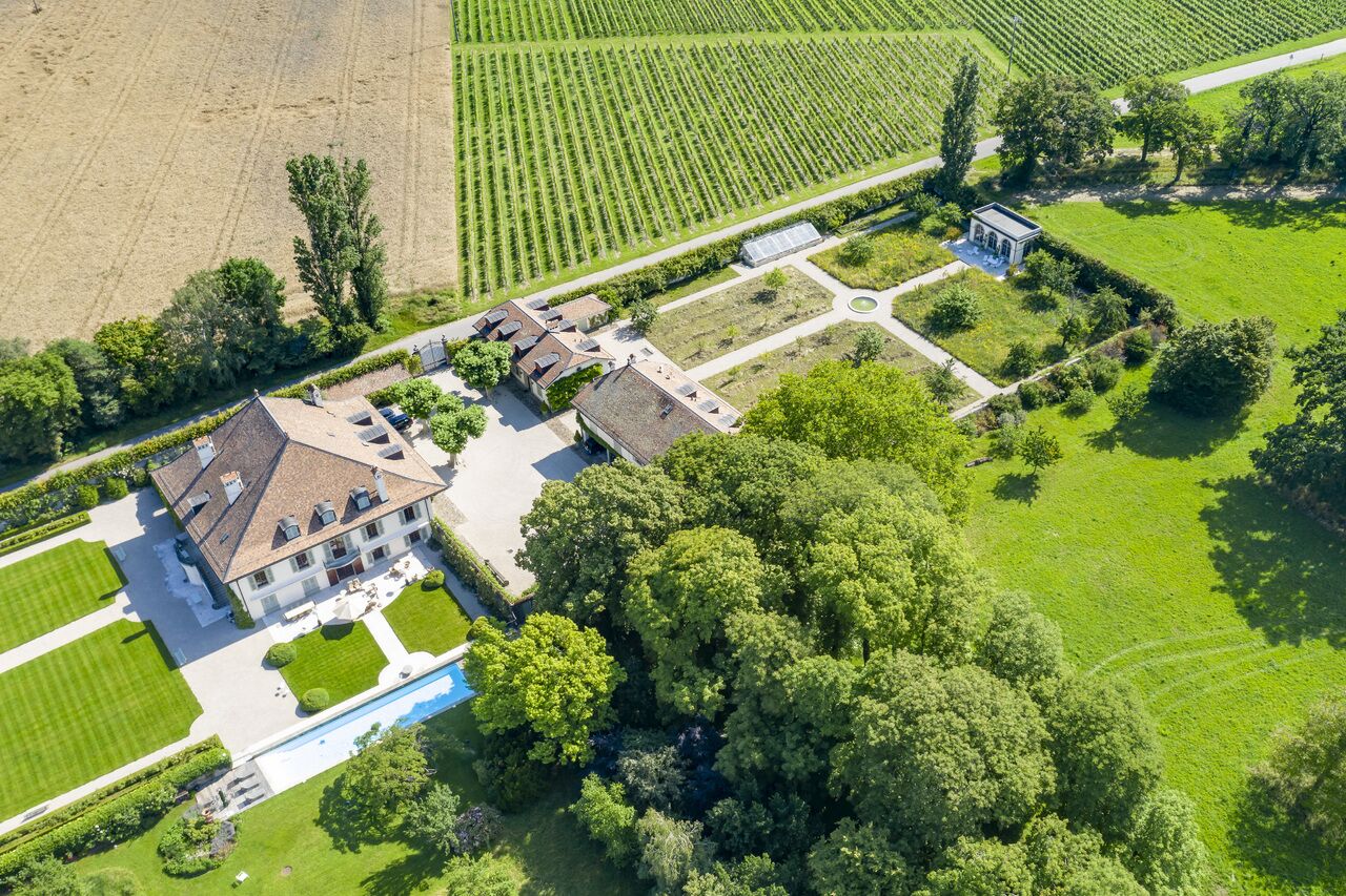 Ländliches Anwesen mit Garten, Pool und Nebengebäuden