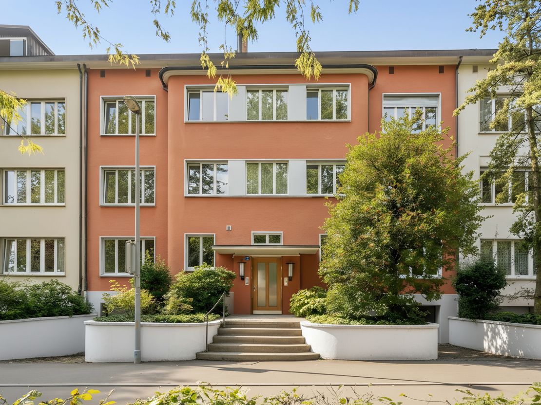 Mehrfamilienhaus mit begrüntem Eingangsbereich