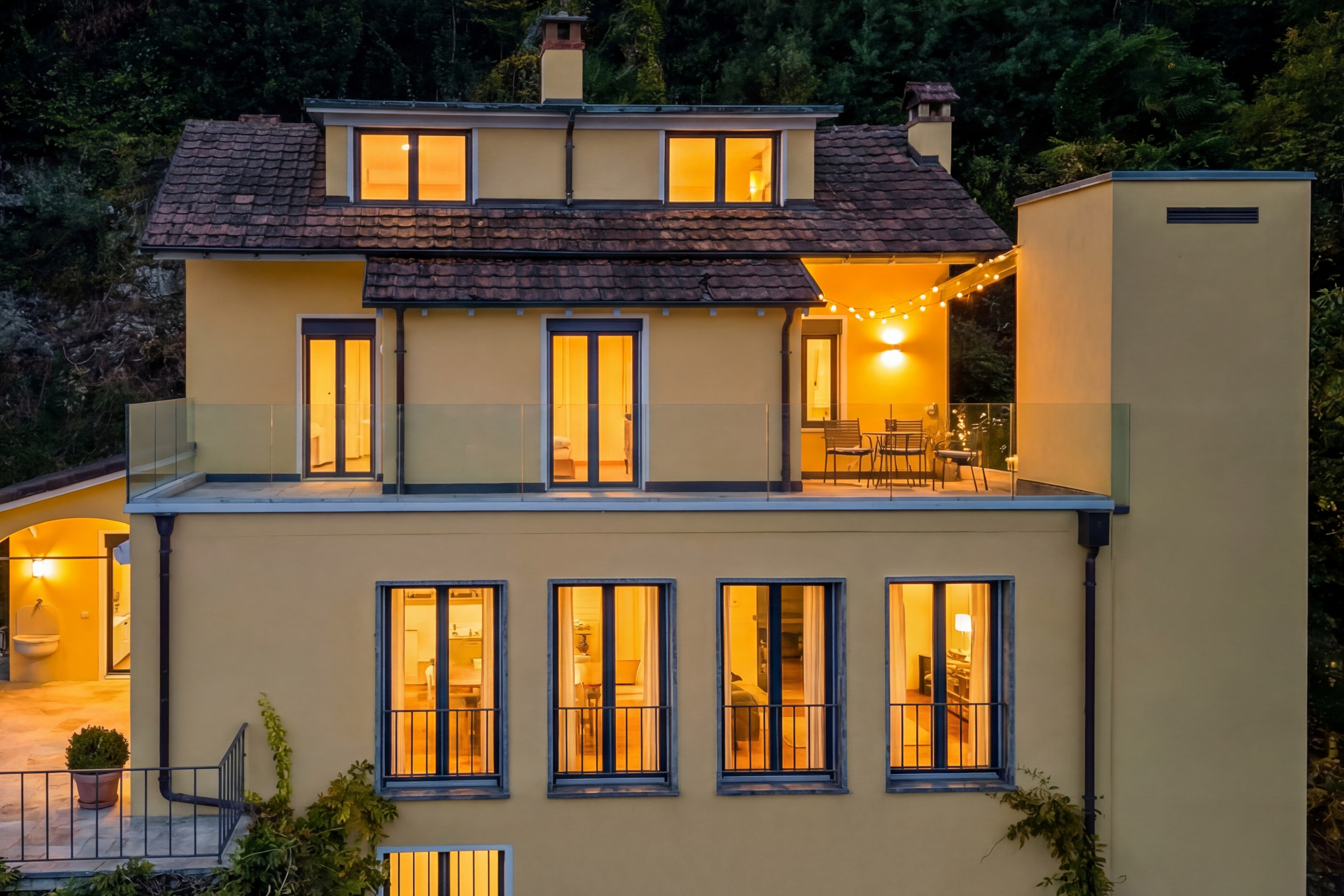 Außenansicht eines mehrgeschossigen Hauses bei Abendlicht