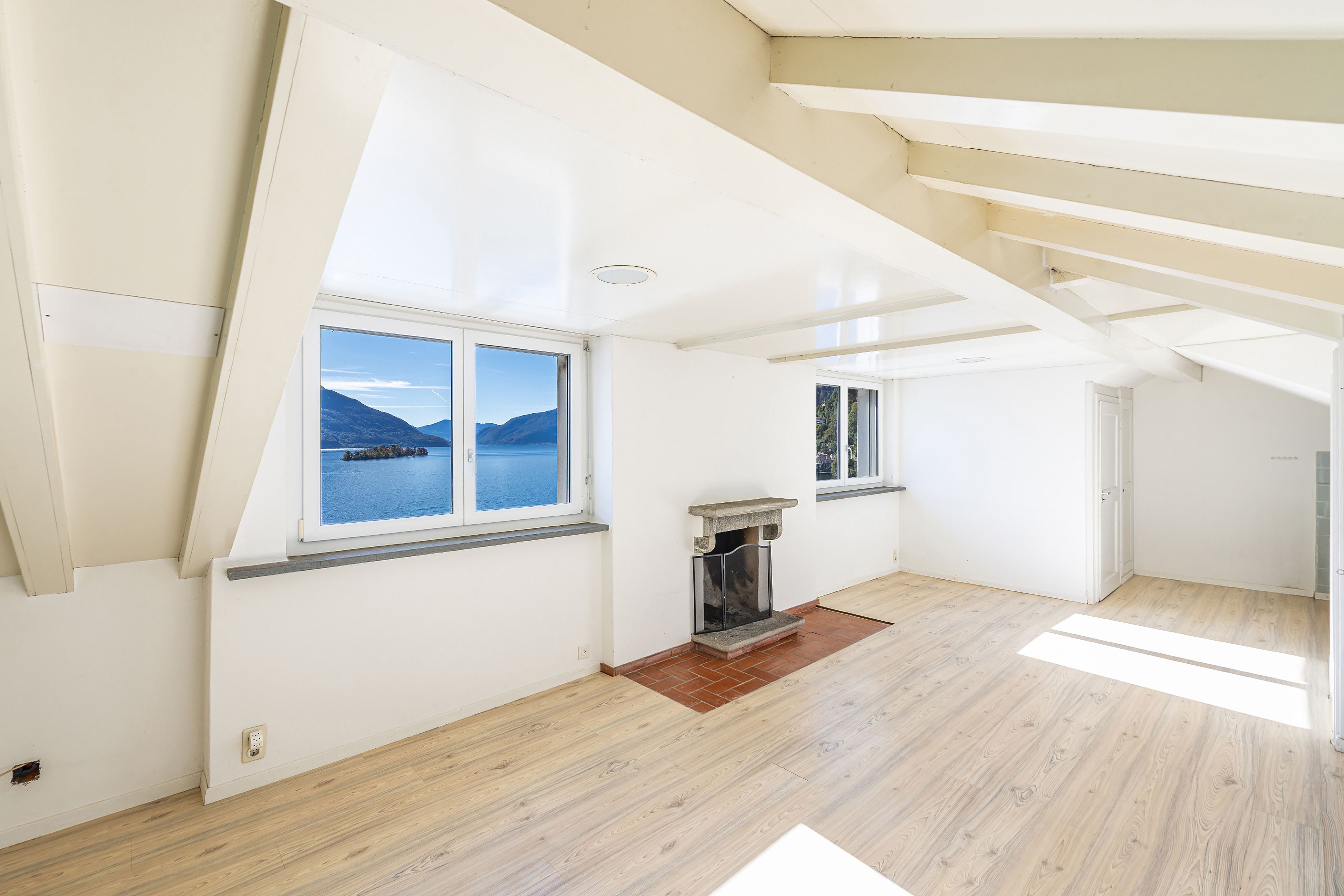 Heller Dachraum mit Seeblick und Kamin