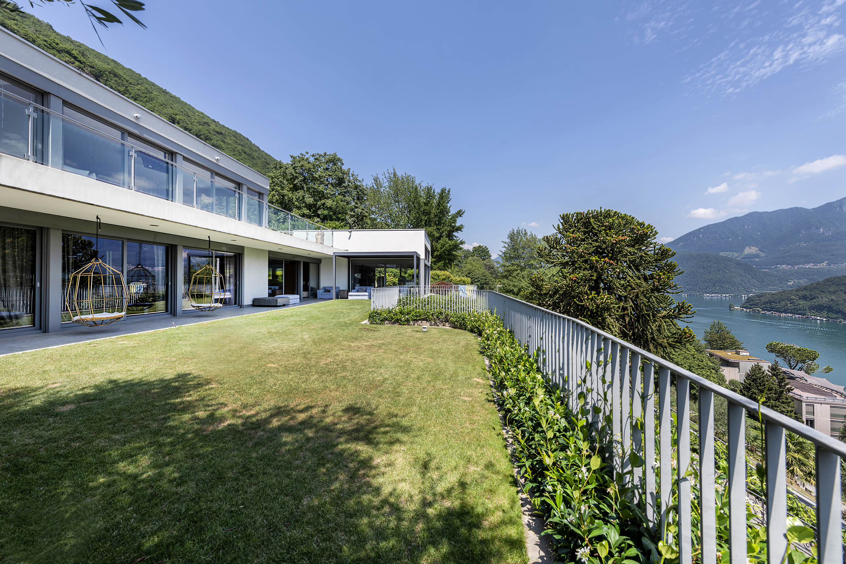 Luxuriöse moderne Terrasse mit Seeblick