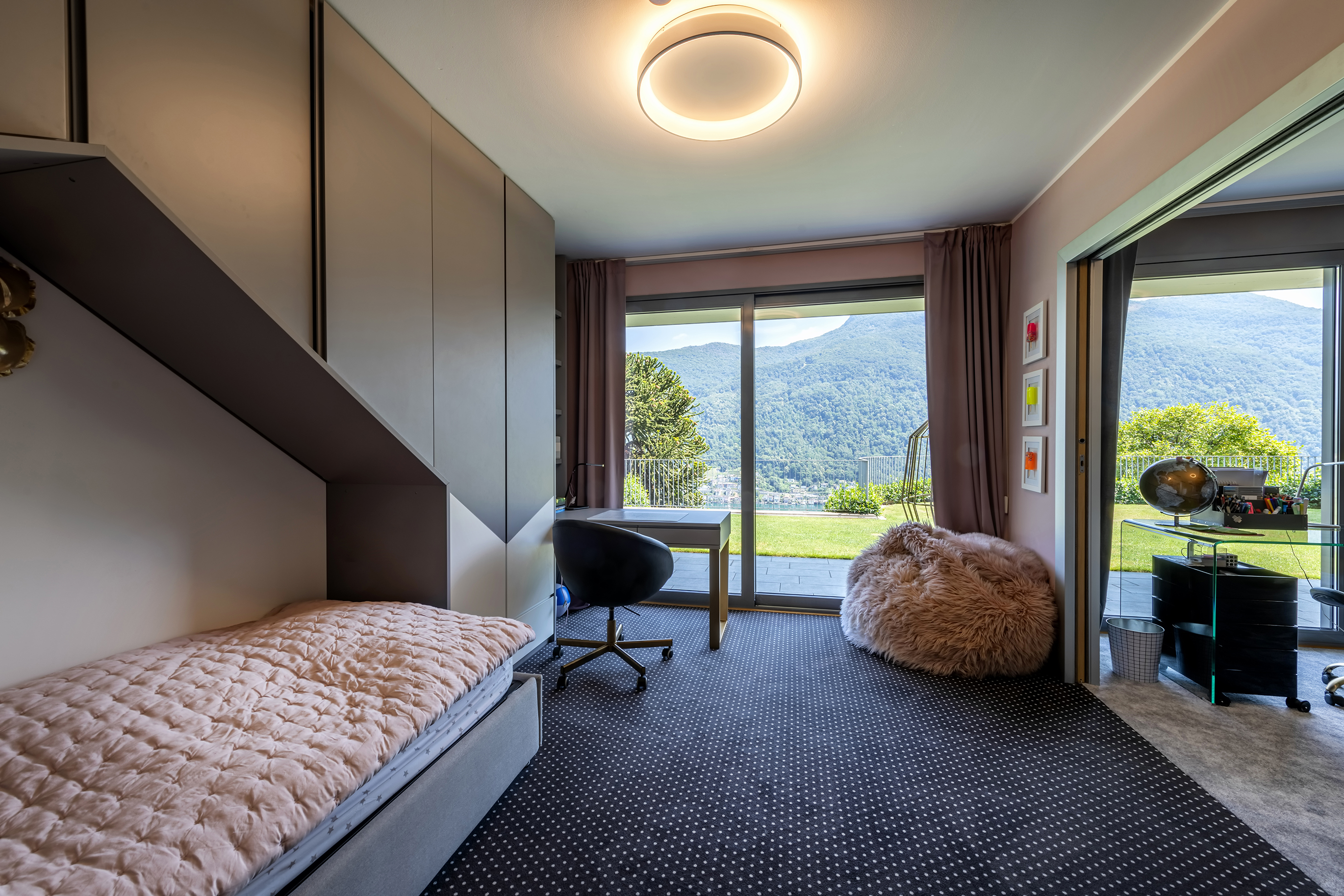 Modernes Schlafzimmer mit Bergblick