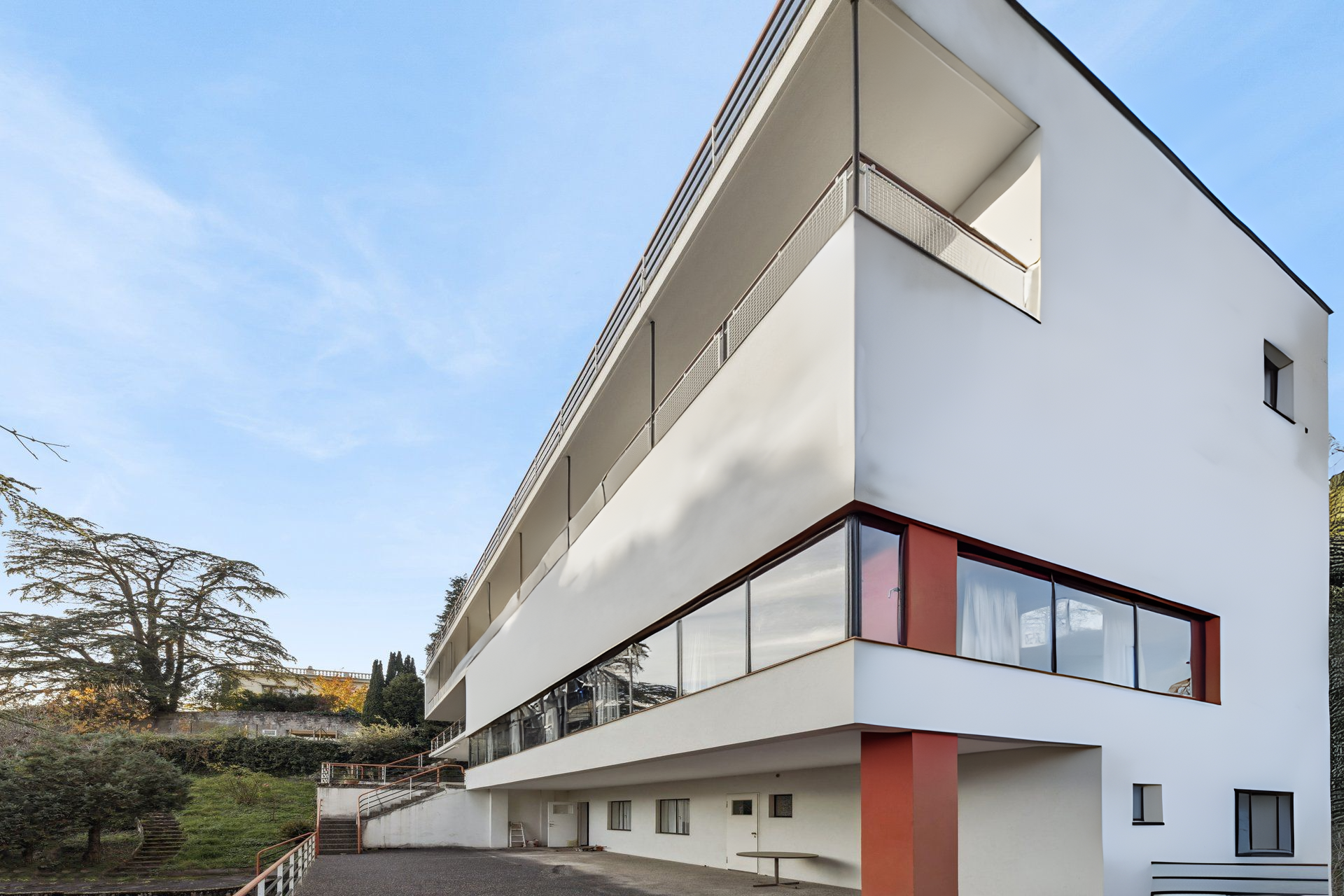 Moderne Wohnhausfassade mit Balkonen