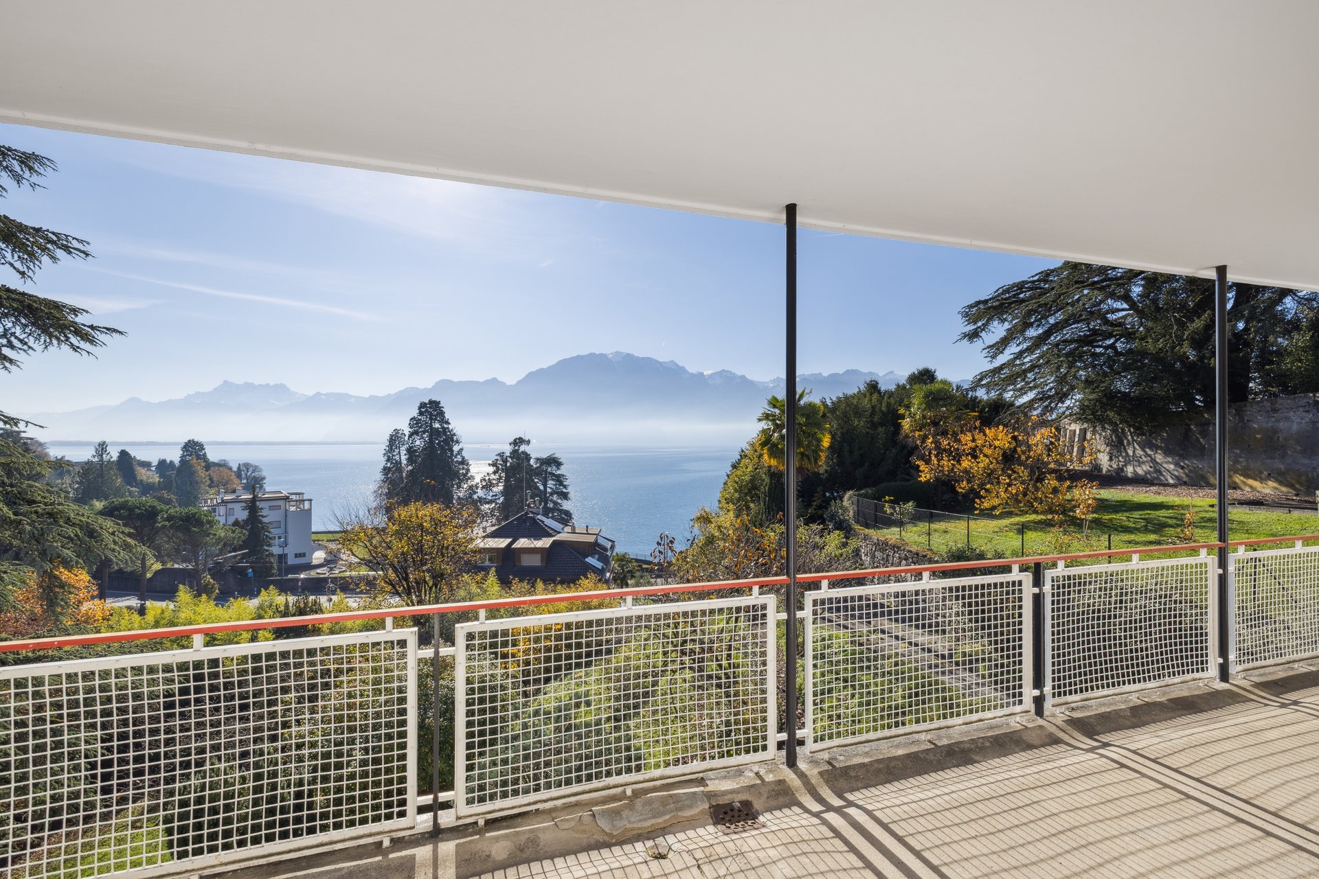 Überdachte Terrasse mit Seeblick