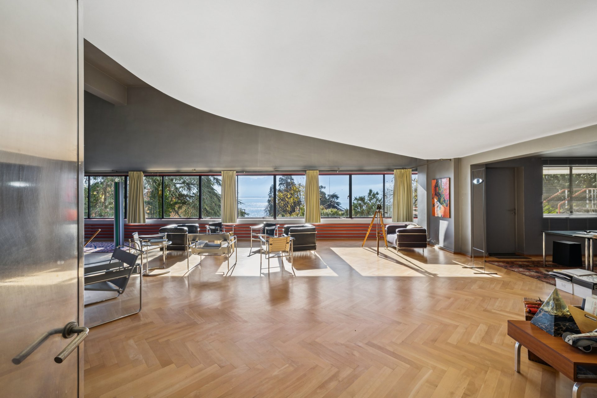 Großer Wohnraum mit Meerblick
