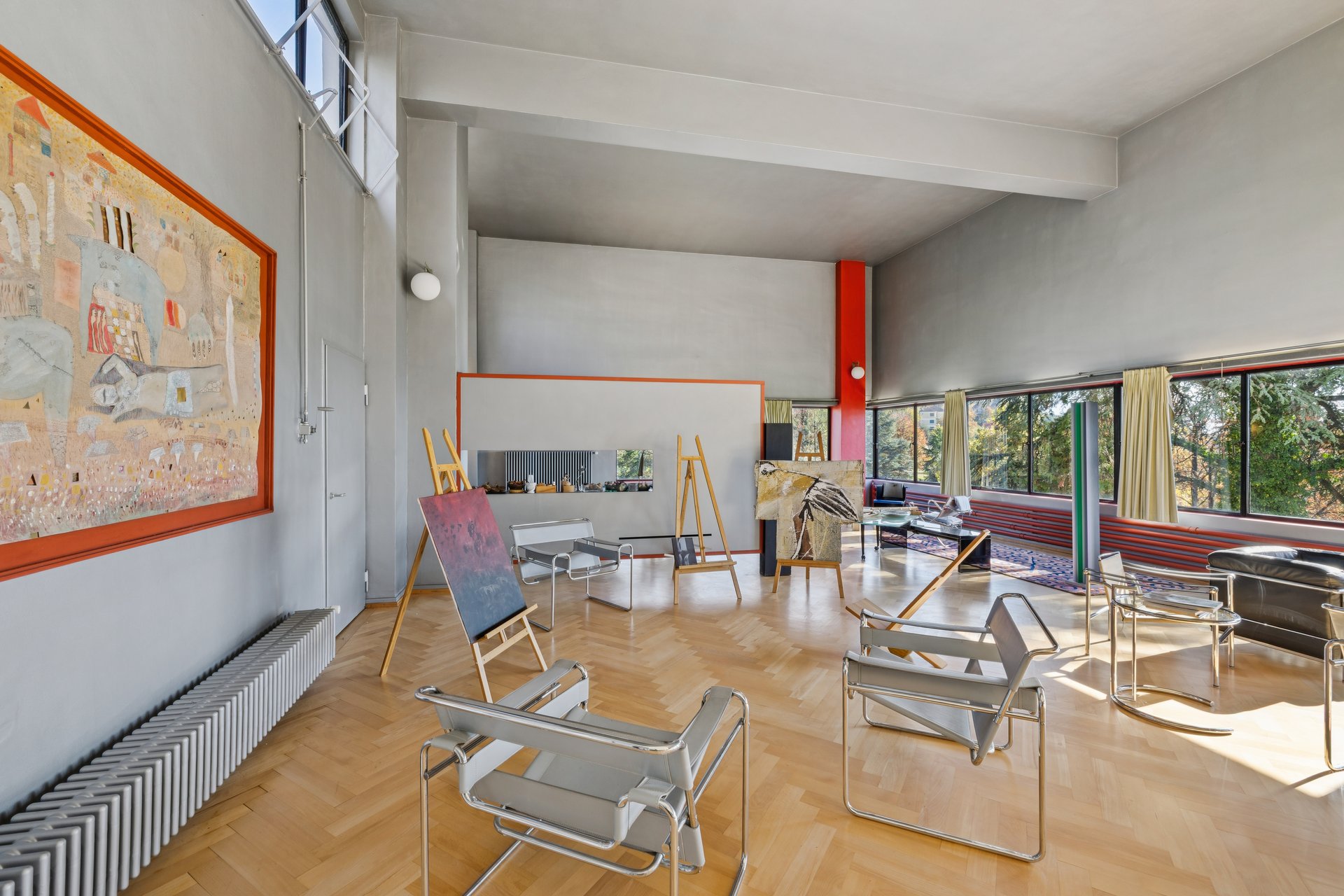 Großer heller Atelierrraum mit Kunstwerken