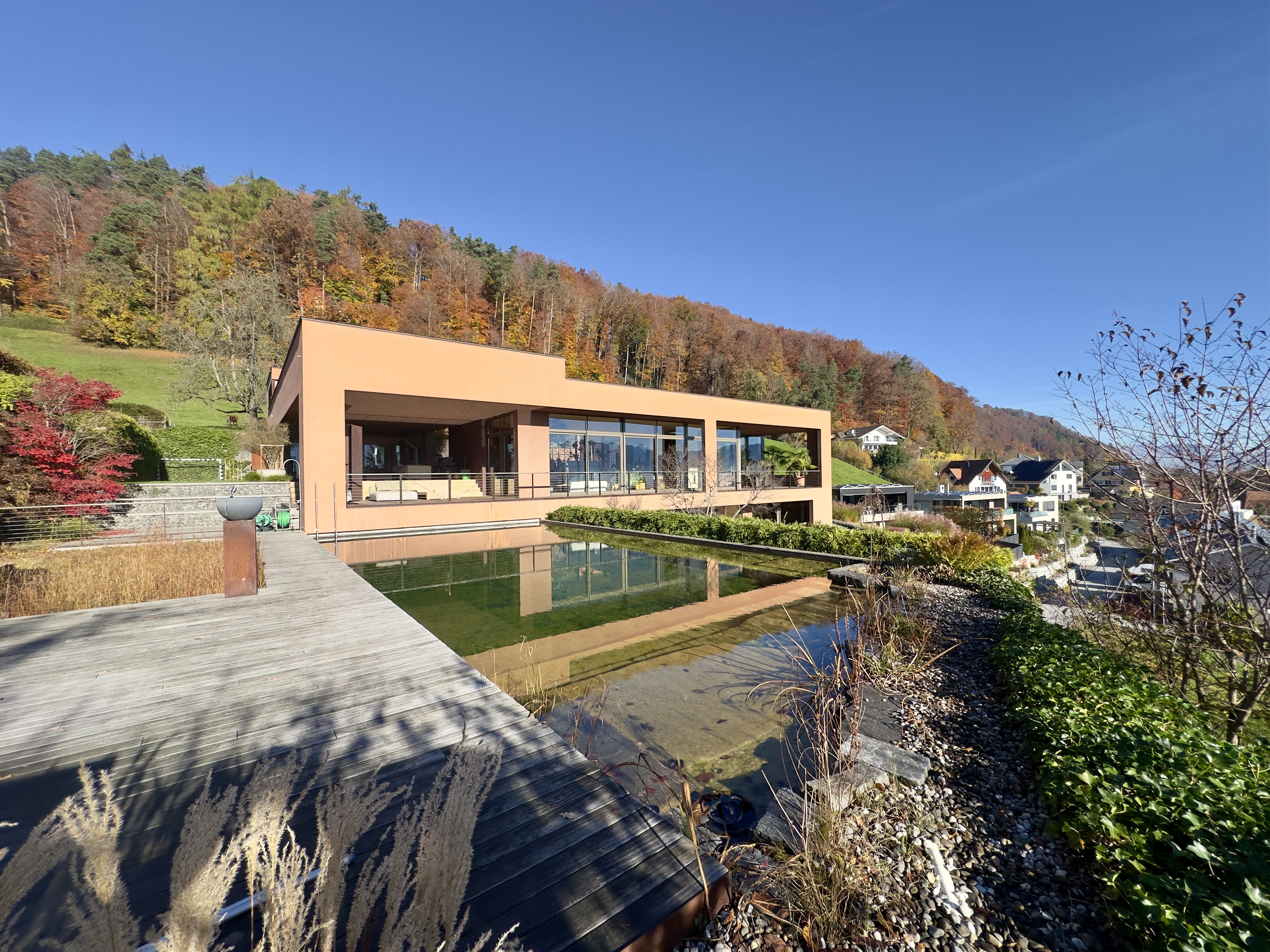 Modernes Hanghaus mit Wasserbecken