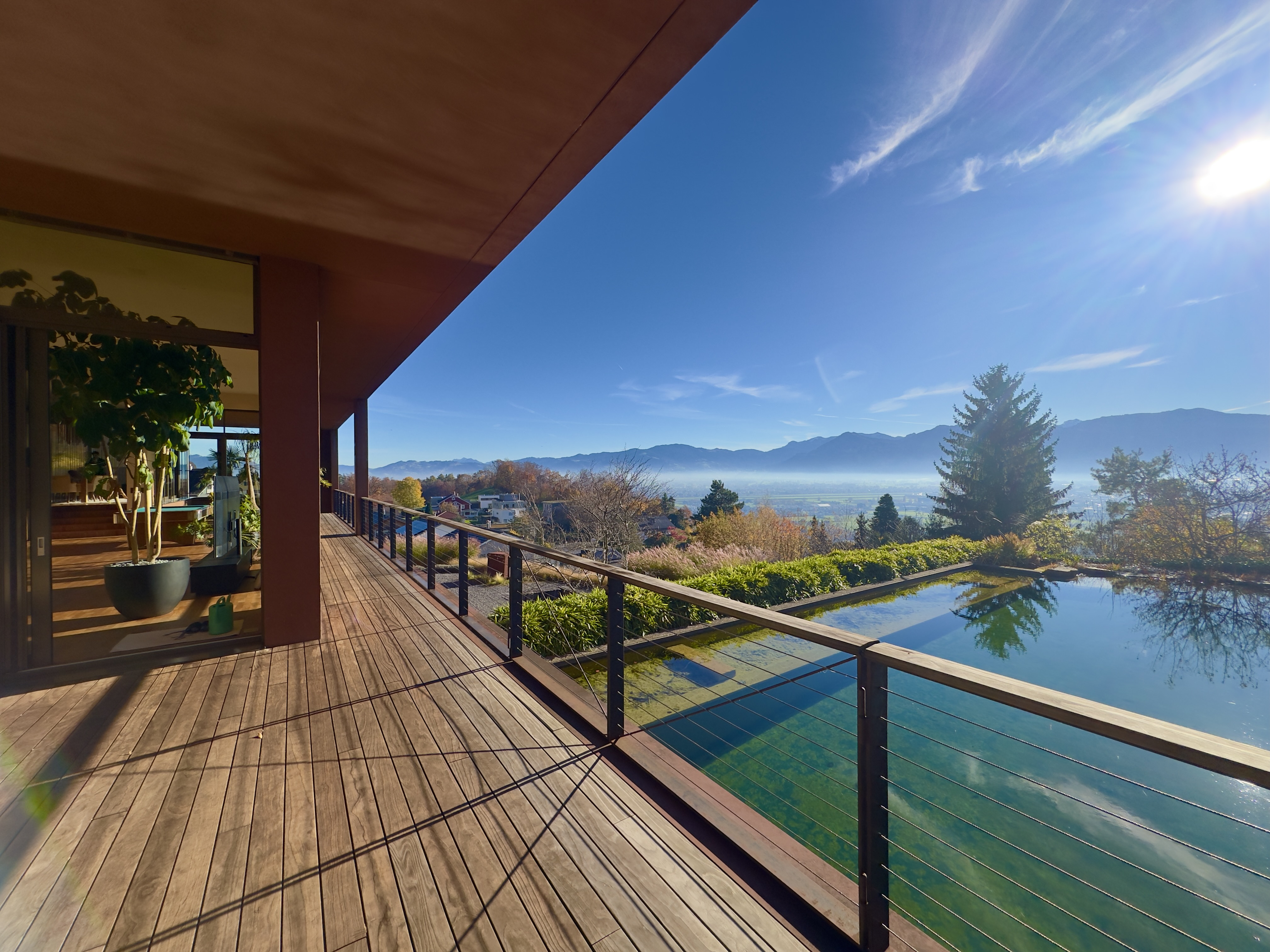 Großzügige Terrasse mit Pool und Bergblick