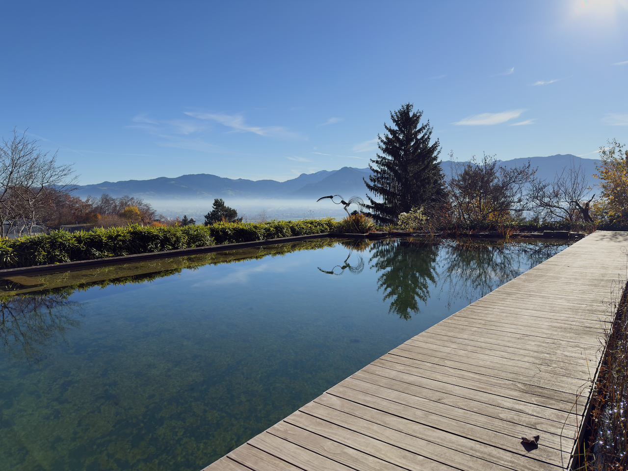 Außenansicht mit Pool und Bergblick